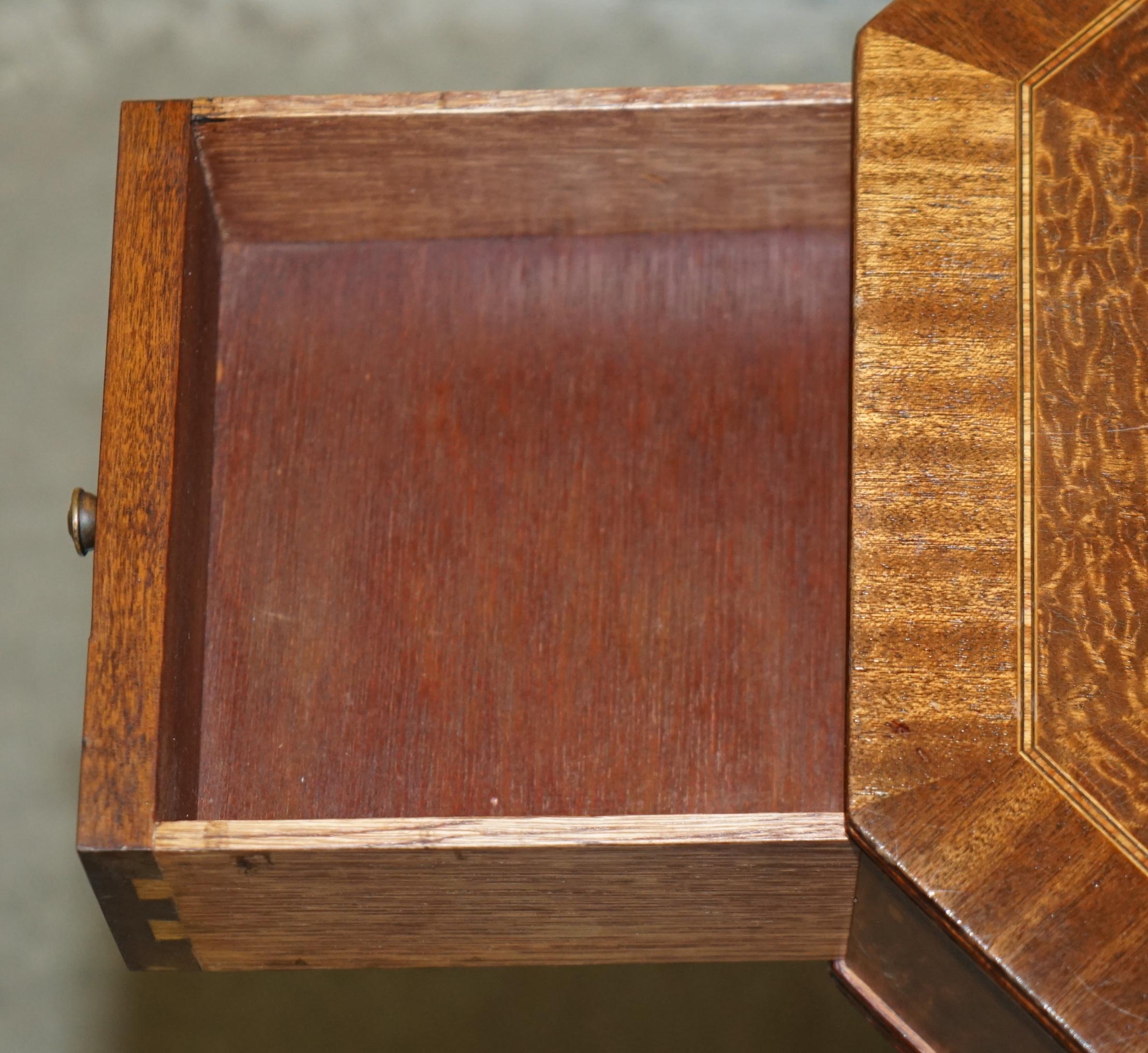 PAR DE MESA DE VINO CON LÁMPARA LATERAL DE ROBLE DE MEDIO SIGLO MODERNO ANDREW THOMPSON BURR en venta 5