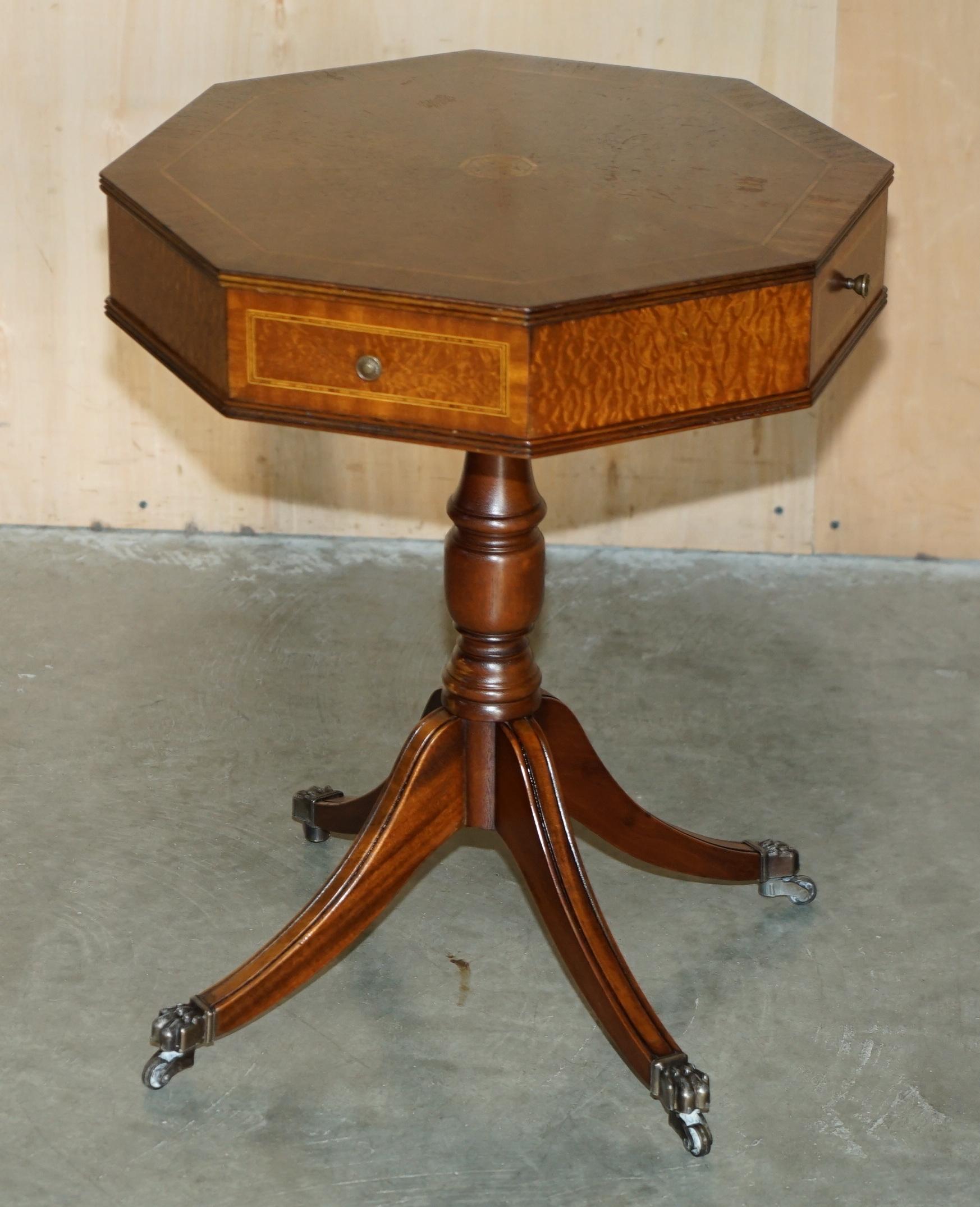 PAR DE MESA DE VINO CON LÁMPARA LATERAL DE ROBLE DE MEDIO SIGLO MODERNO ANDREW THOMPSON BURR en venta 6