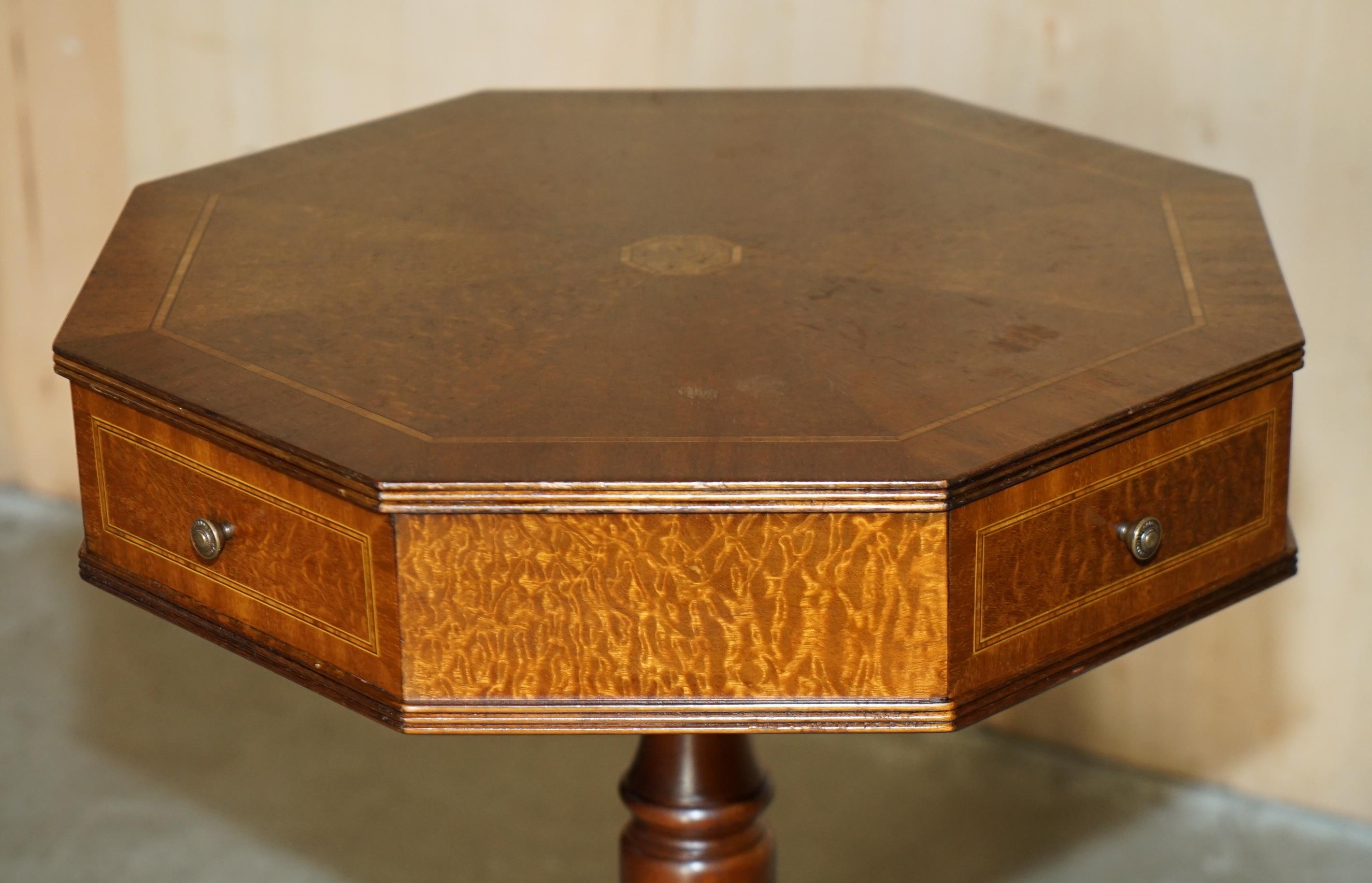 PAR DE MESA DE VINO CON LÁMPARA LATERAL DE ROBLE DE MEDIO SIGLO MODERNO ANDREW THOMPSON BURR en venta 7