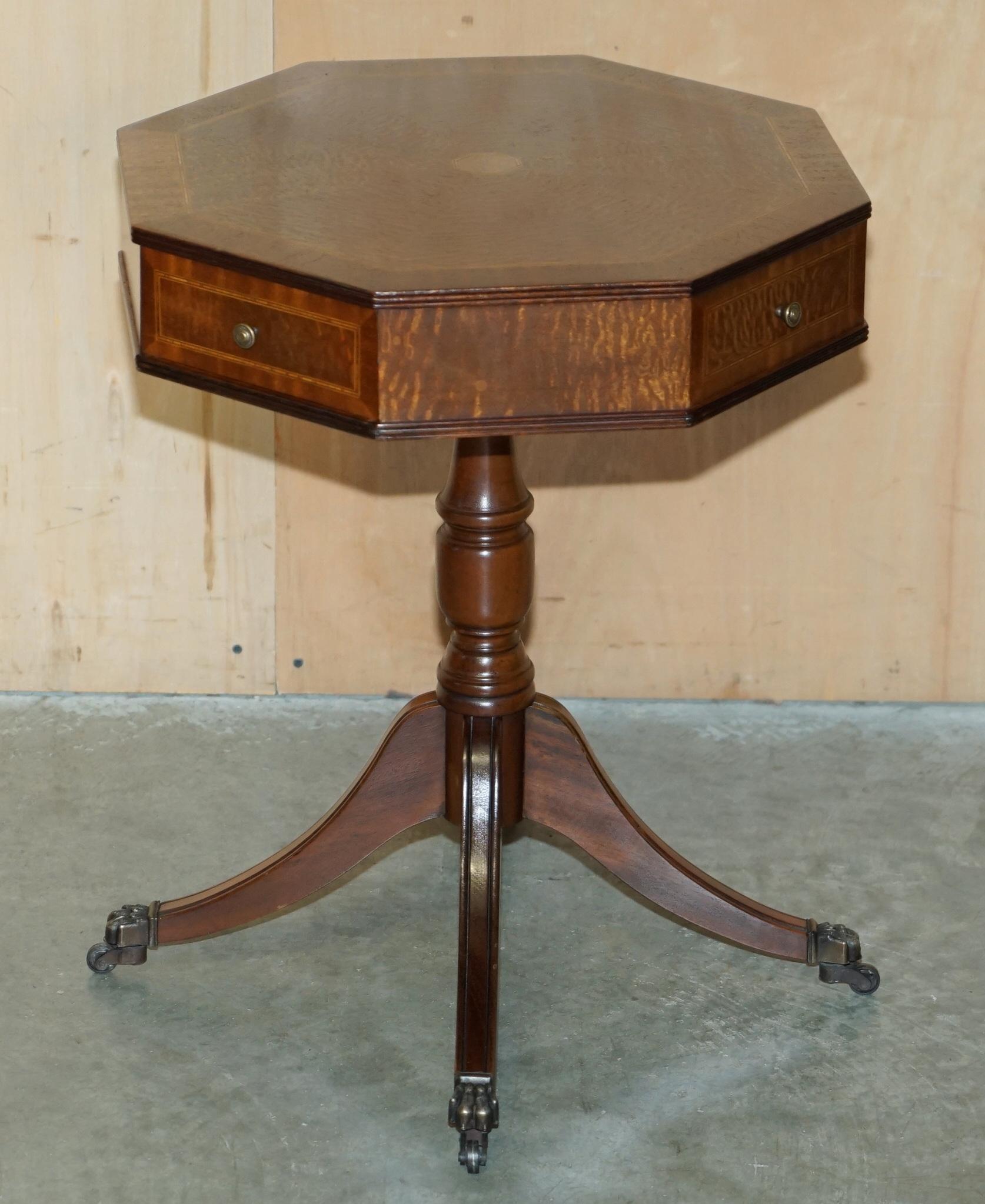 PAR DE MESA DE VINO CON LÁMPARA LATERAL DE ROBLE DE MEDIO SIGLO MODERNO ANDREW THOMPSON BURR Moderno de mediados de siglo en venta