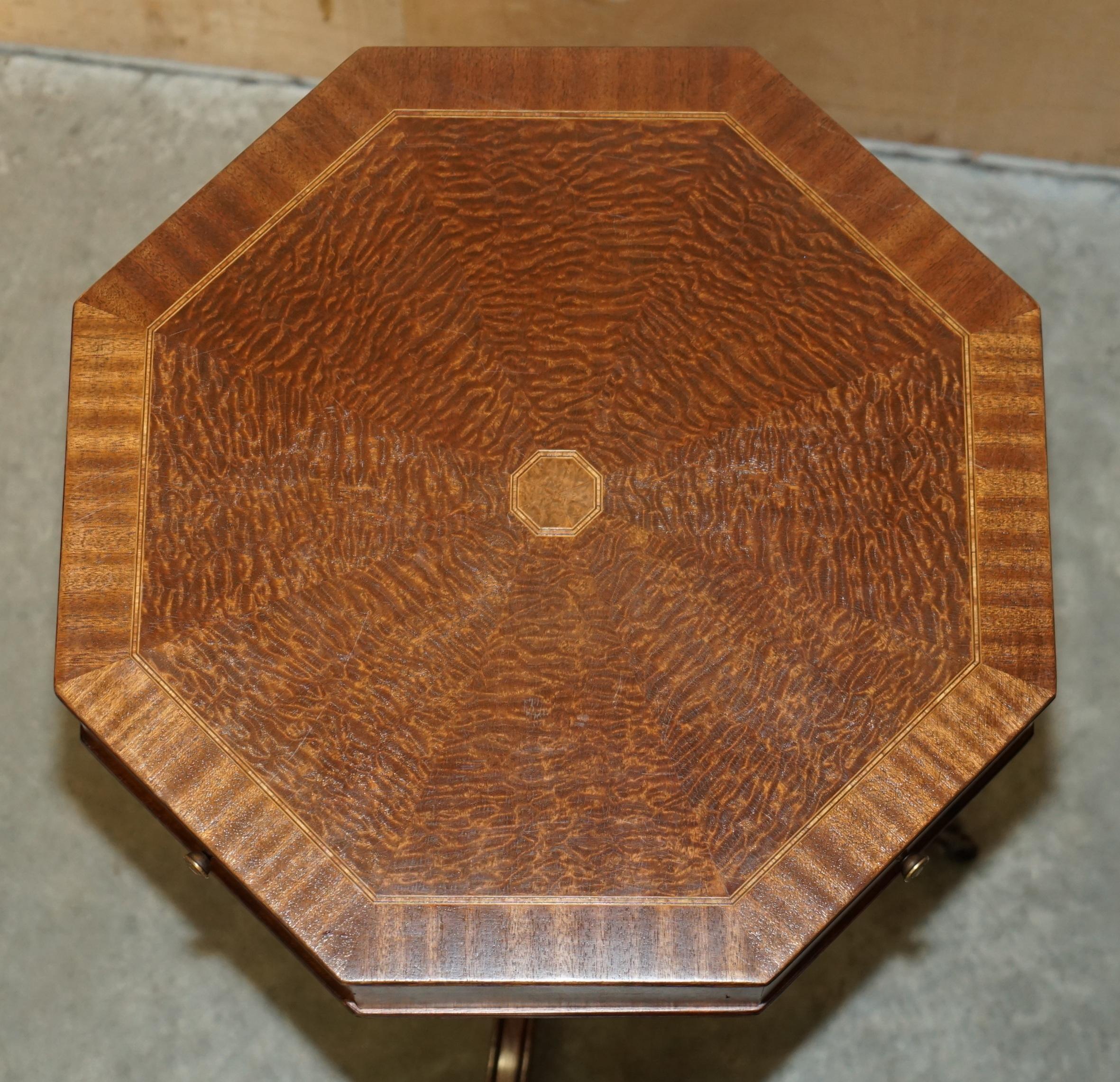 PAR DE MESA DE VINO CON LÁMPARA LATERAL DE ROBLE DE MEDIO SIGLO MODERNO ANDREW THOMPSON BURR Escocés en venta
