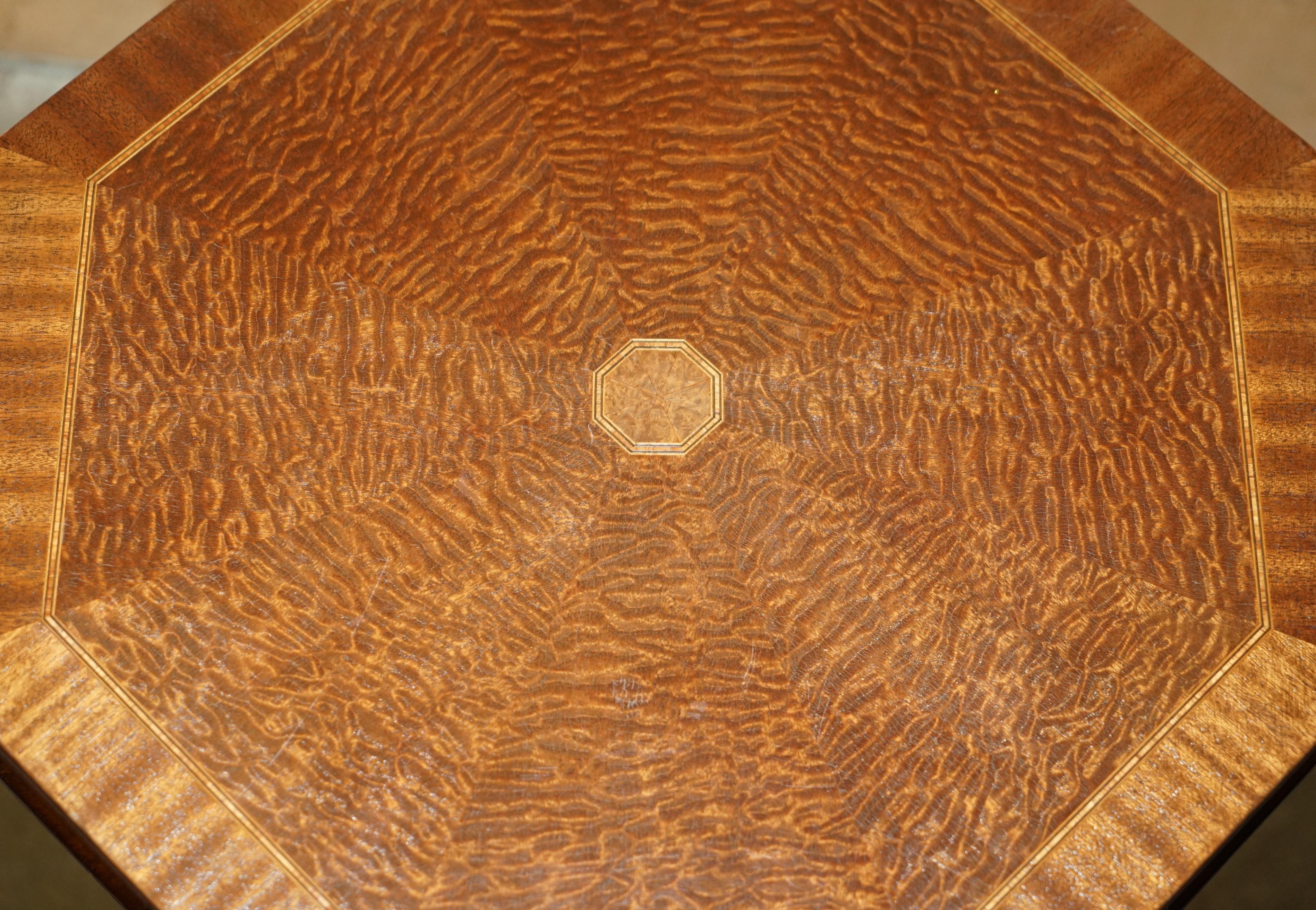 PAR DE MESA DE VINO CON LÁMPARA LATERAL DE ROBLE DE MEDIO SIGLO MODERNO ANDREW THOMPSON BURR Hecho a mano en venta