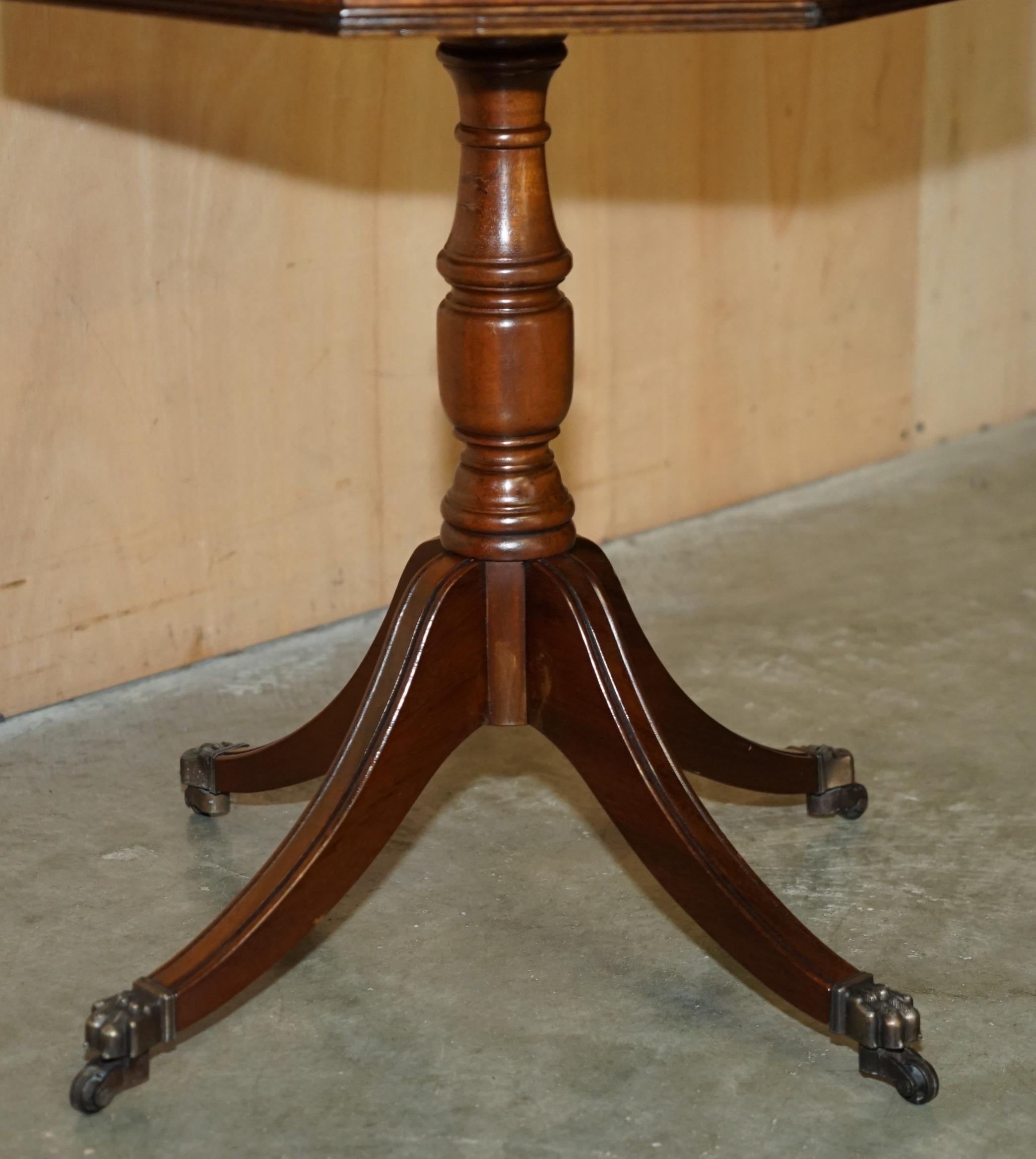 PAR DE MESA DE VINO CON LÁMPARA LATERAL DE ROBLE DE MEDIO SIGLO MODERNO ANDREW THOMPSON BURR Roble en venta