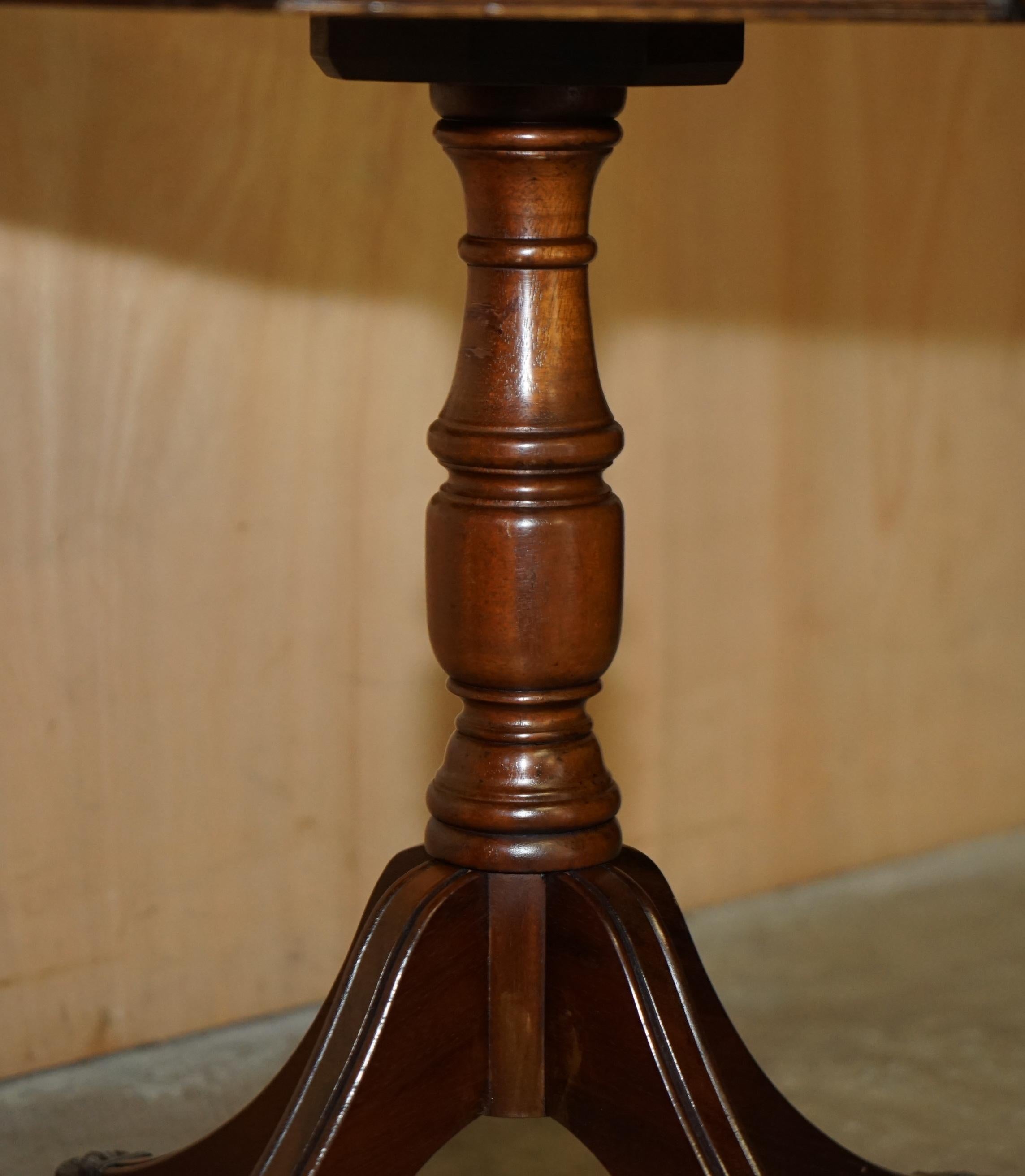 PAR DE MESA DE VINO CON LÁMPARA LATERAL DE ROBLE DE MEDIO SIGLO MODERNO ANDREW THOMPSON BURR en venta 1