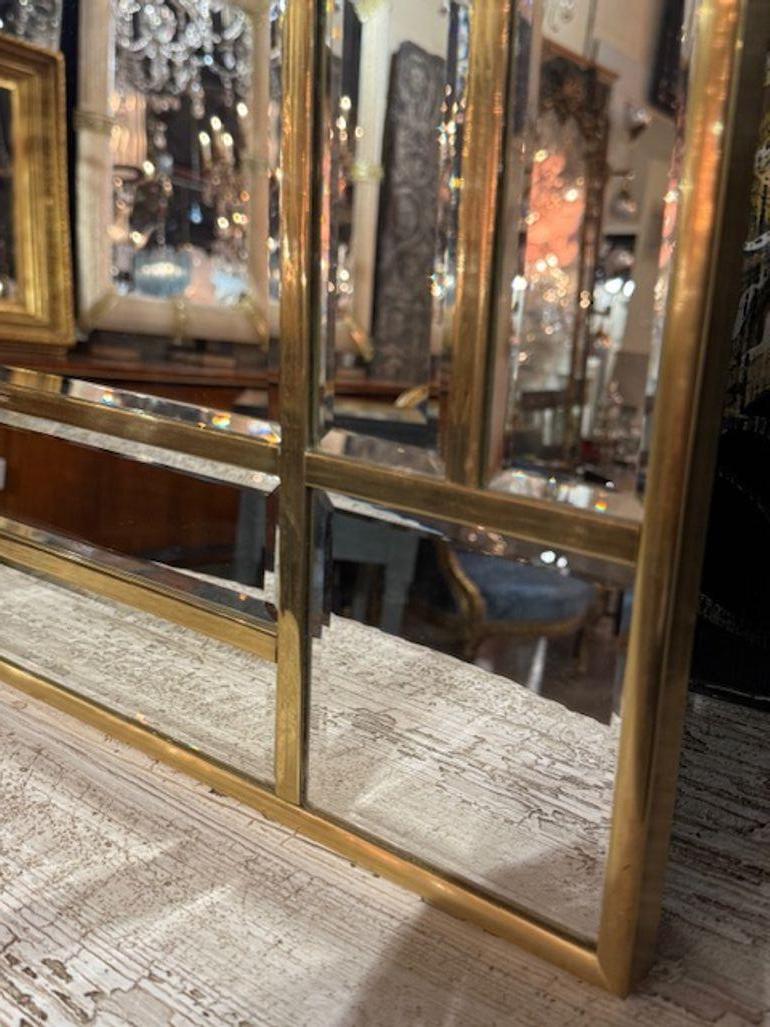 italien Paire de miroirs en laiton à plateau arqué de style moderne du milieu du siècle dernier