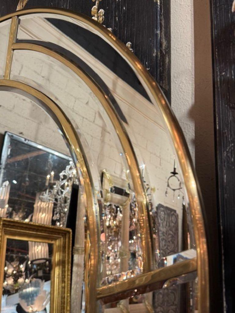 Paire de miroirs en laiton à plateau arqué de style moderne du milieu du siècle dernier Bon état à Dallas, TX