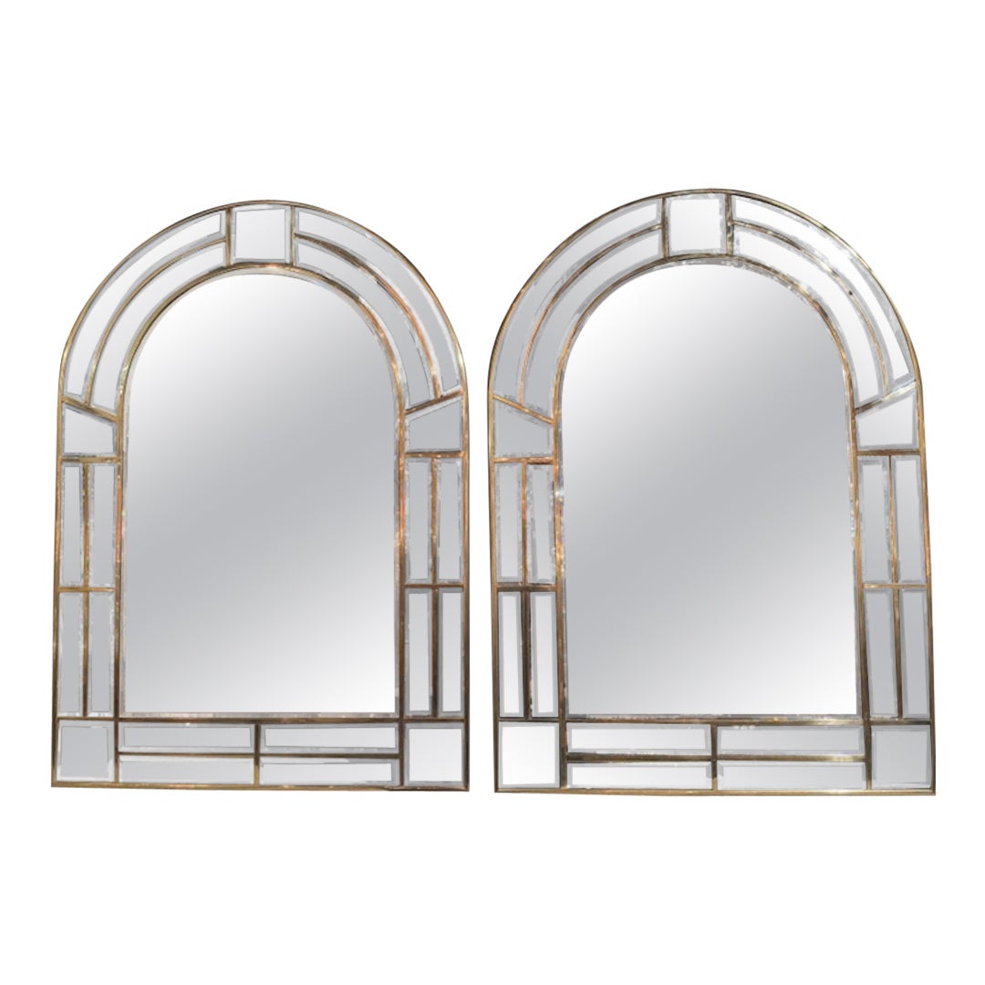 Paire de miroirs en laiton à plateau arqué de style moderne du milieu du siècle dernier