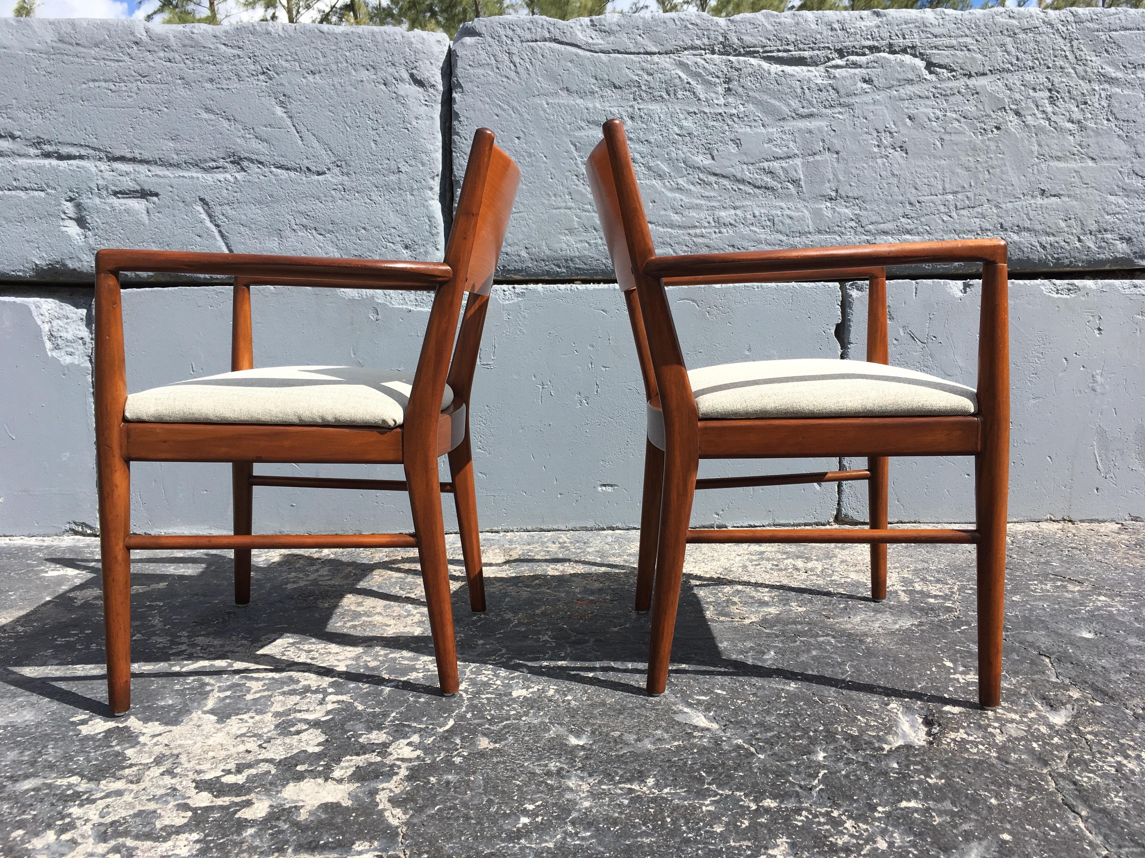 Mid-20th Century Pair of Mid-Century Modern Armchairs in the Style of Finn Juhl For Sale