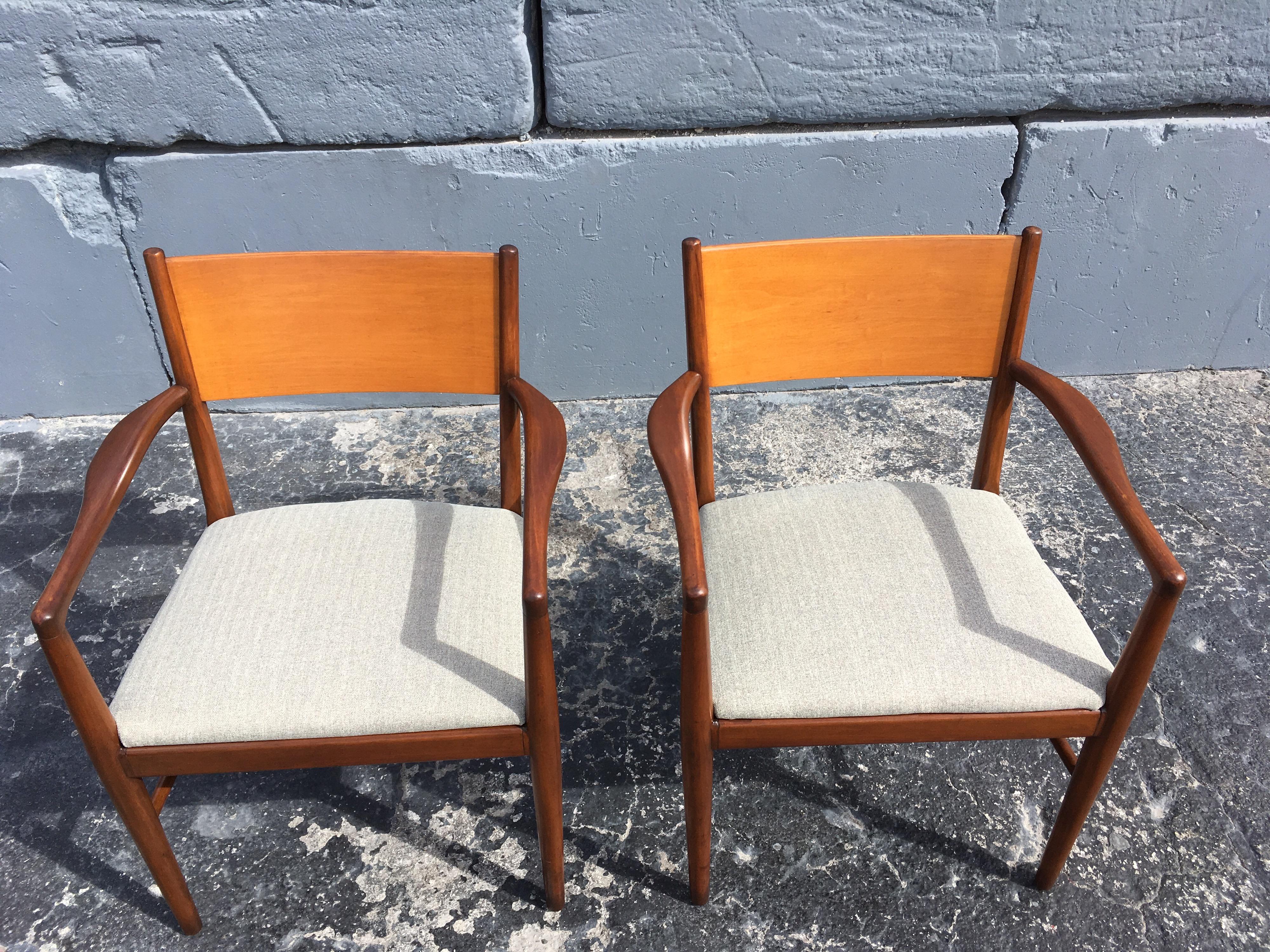 Tissu Paire de fauteuils modernes du milieu du siècle dans le style de Finn Juhl en vente