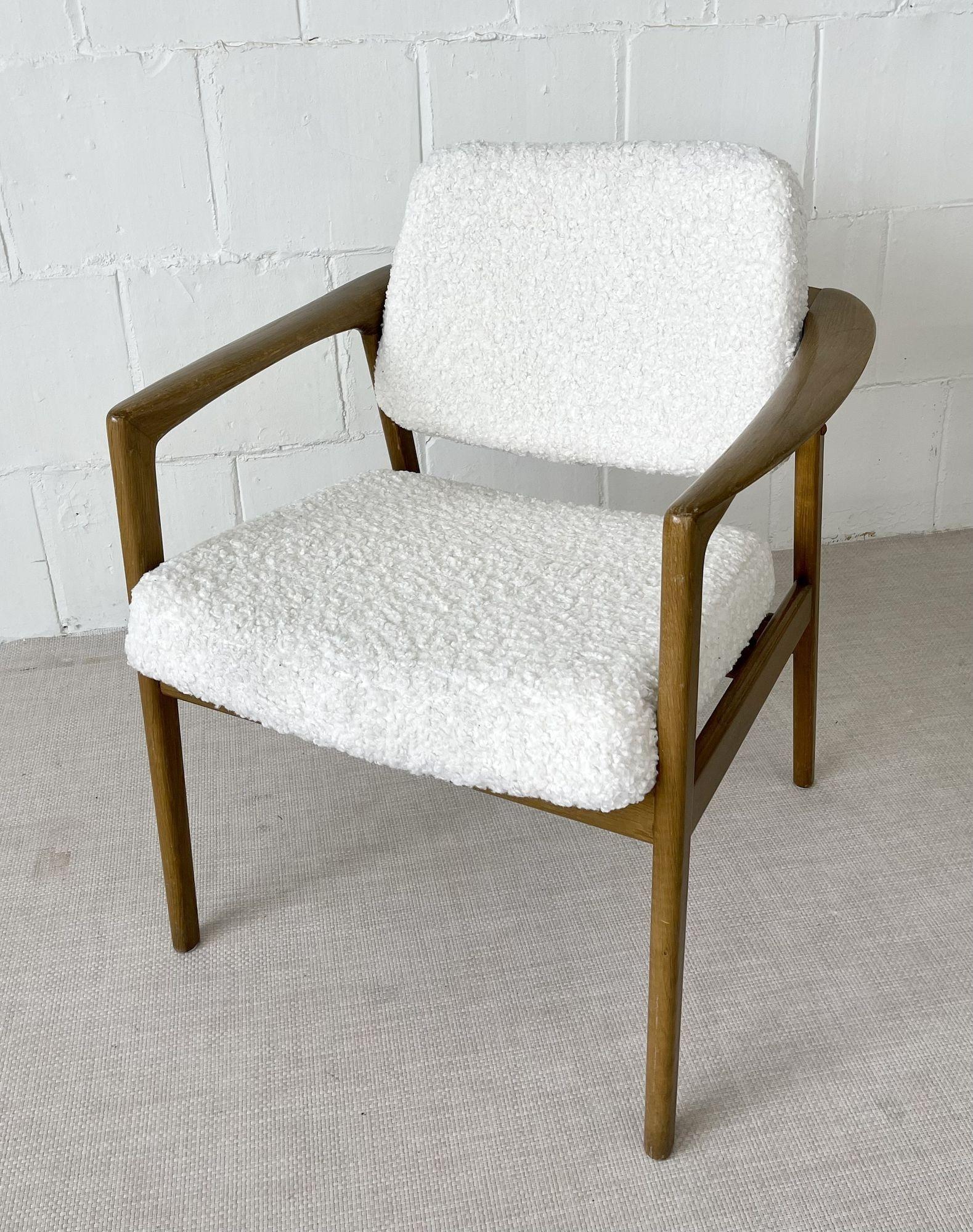 Designer suédois, chaises d'appoint mi-siècle, peau de mouton blanche, chêne, Suède, années 1960 en vente 3