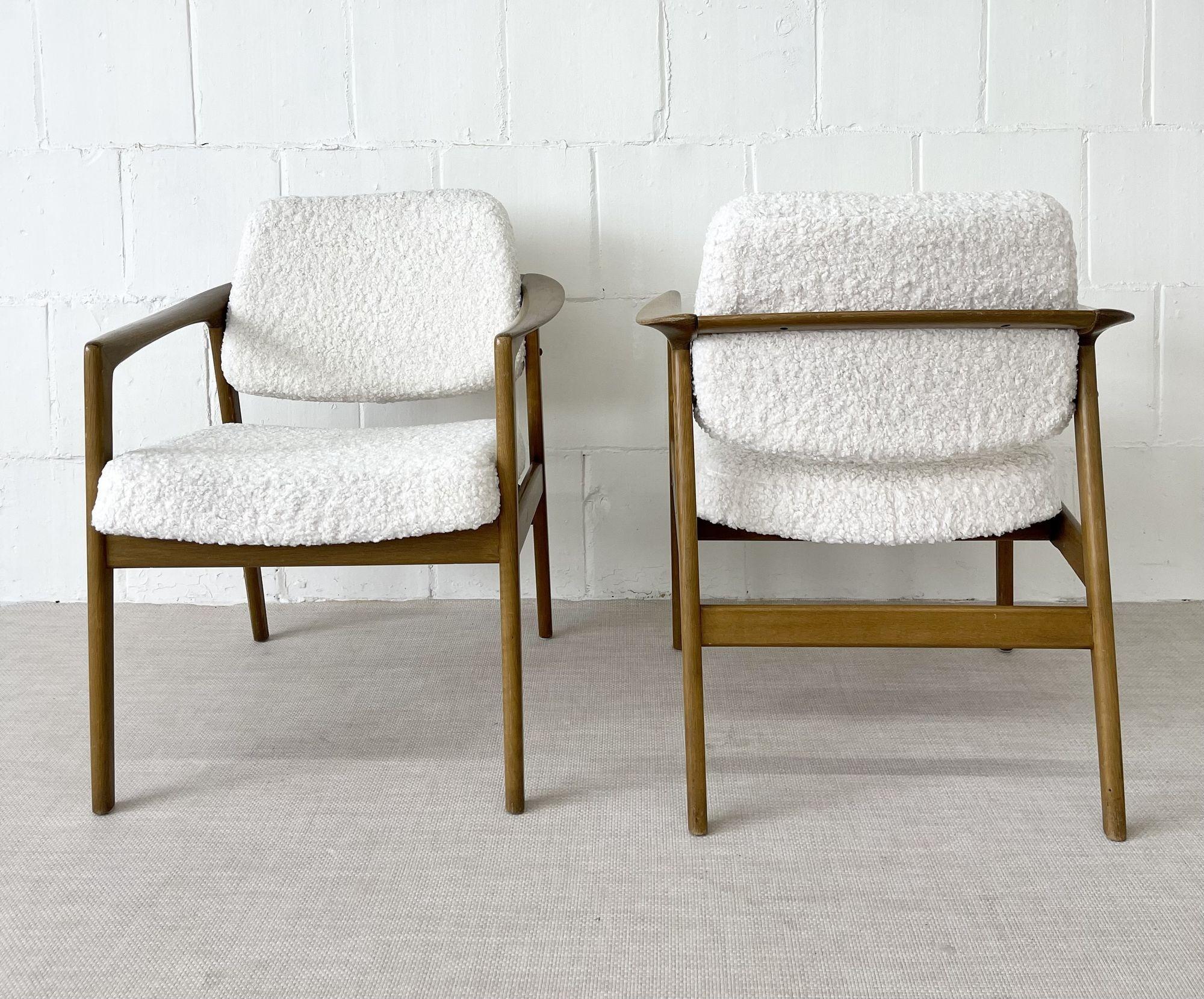 Designer suédois, chaises d'appoint mi-siècle, peau de mouton blanche, chêne, Suède, années 1960 en vente 4