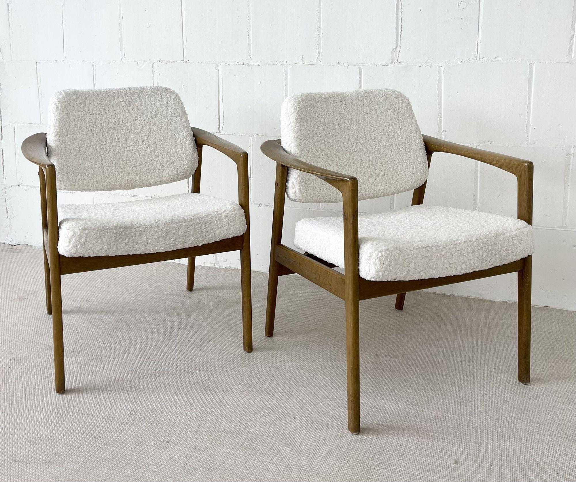 Designer suédois, chaises d'appoint mi-siècle, peau de mouton blanche, chêne, Suède, années 1960 en vente 5