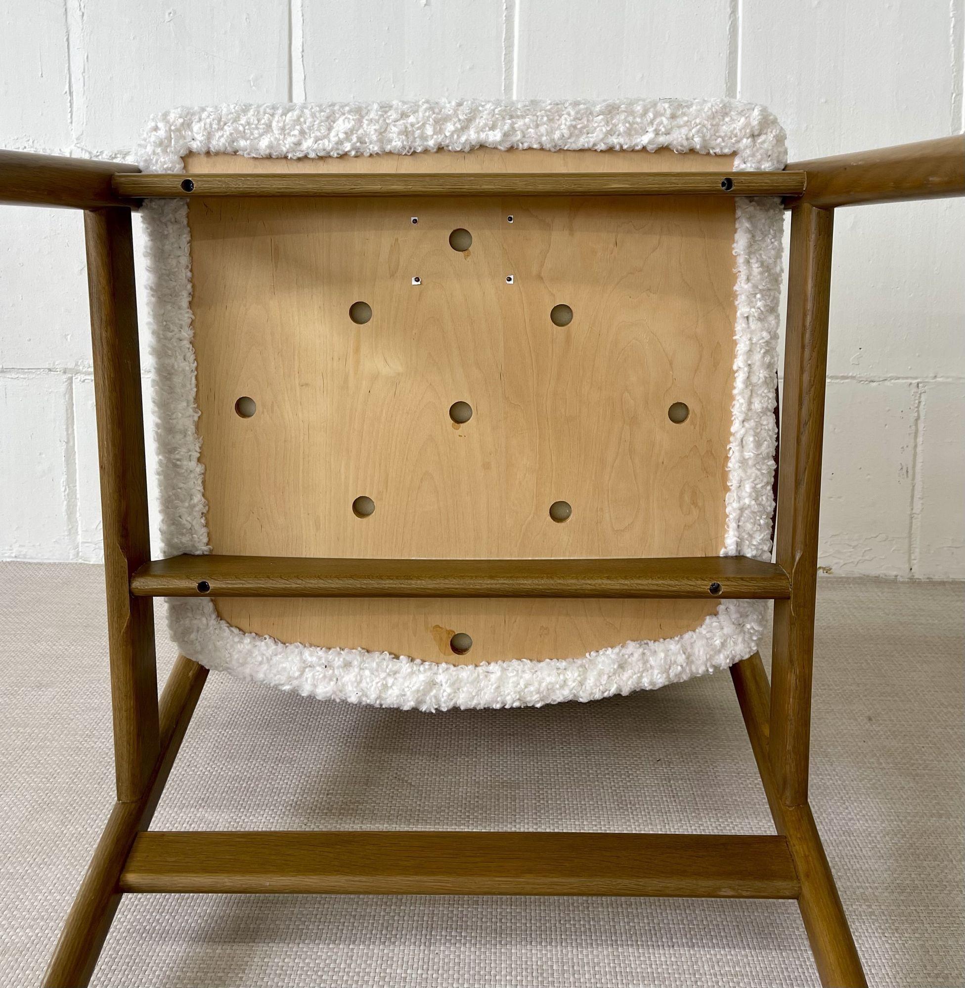 Designer suédois, chaises d'appoint mi-siècle, peau de mouton blanche, chêne, Suède, années 1960 en vente 6