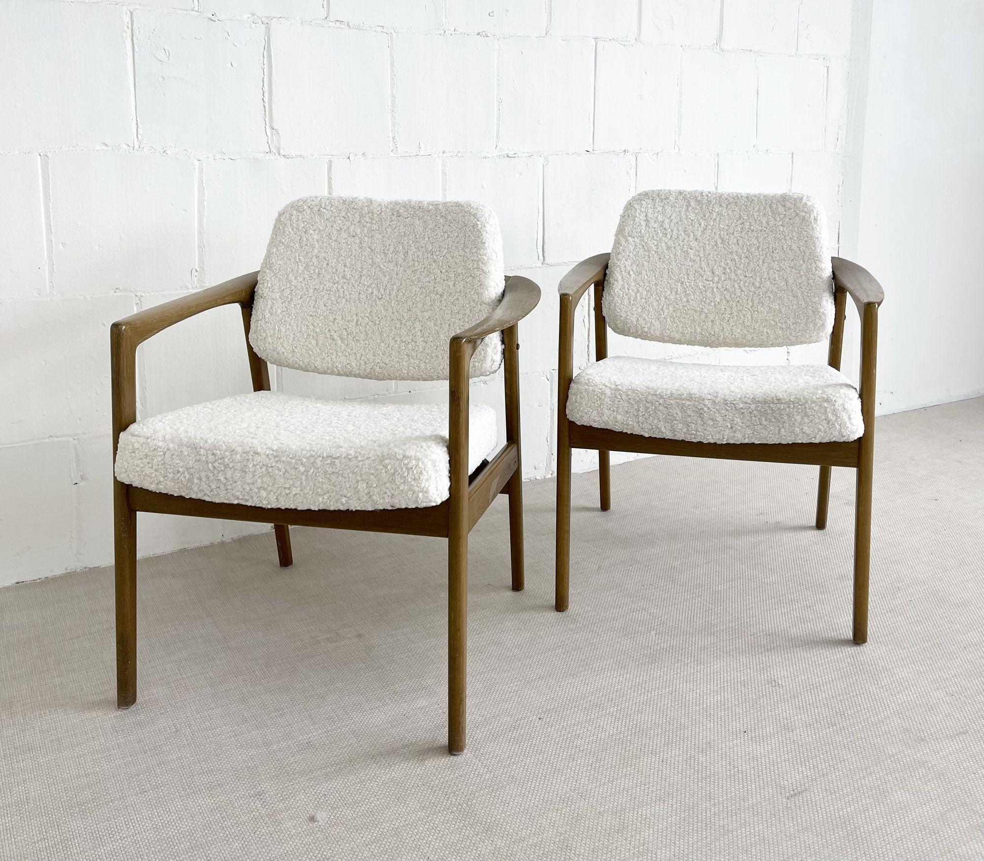 Suédois Designer suédois, chaises d'appoint mi-siècle, peau de mouton blanche, chêne, Suède, années 1960 en vente
