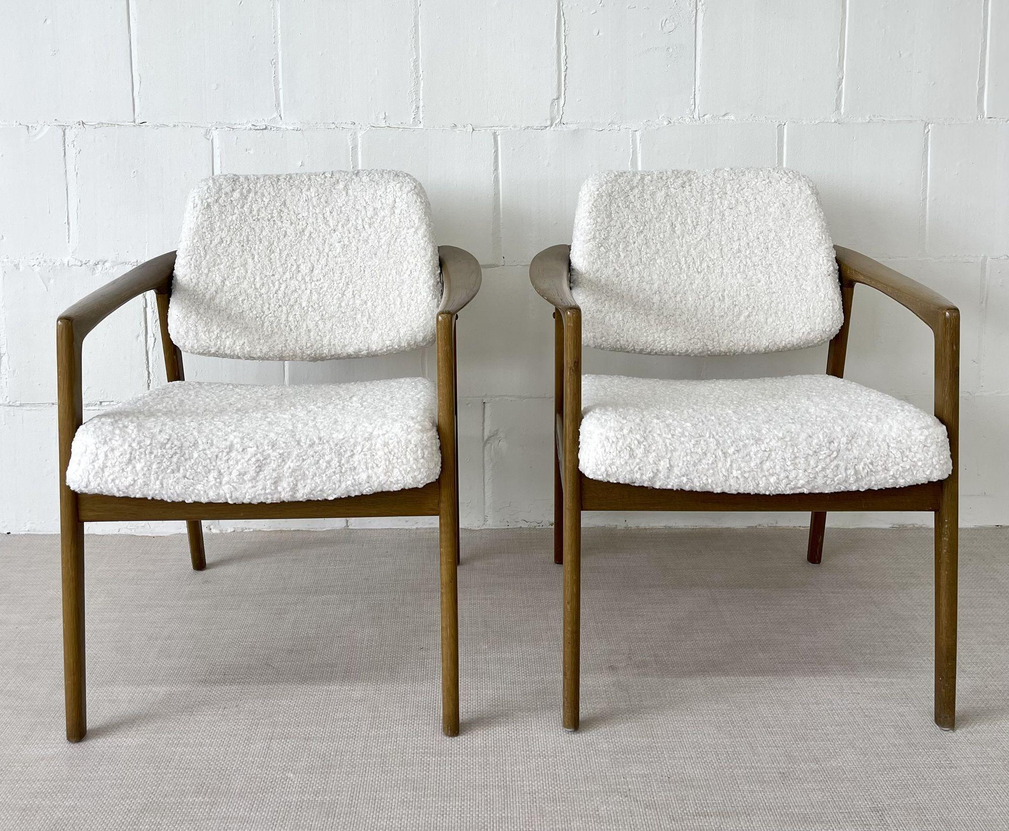 20ième siècle Designer suédois, chaises d'appoint mi-siècle, peau de mouton blanche, chêne, Suède, années 1960 en vente