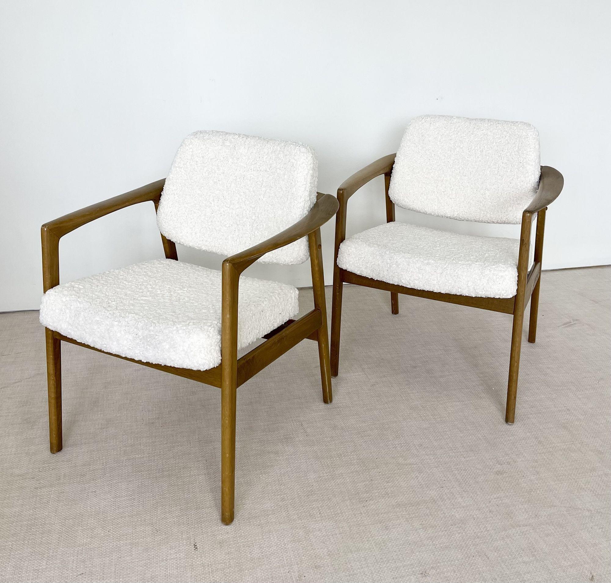 Cuir de mouton Designer suédois, chaises d'appoint mi-siècle, peau de mouton blanche, chêne, Suède, années 1960 en vente