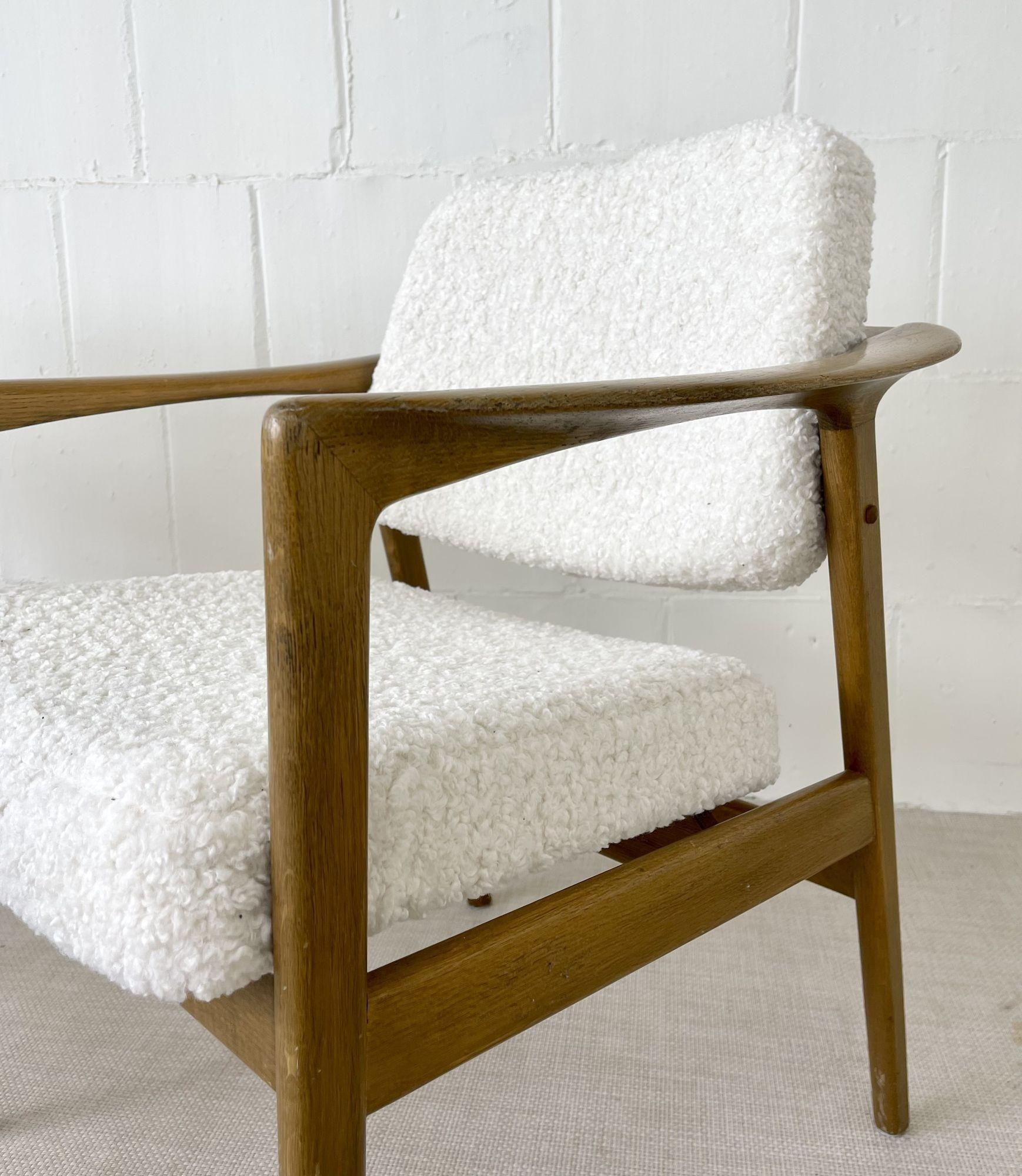 Designer suédois, chaises d'appoint mi-siècle, peau de mouton blanche, chêne, Suède, années 1960 en vente 1