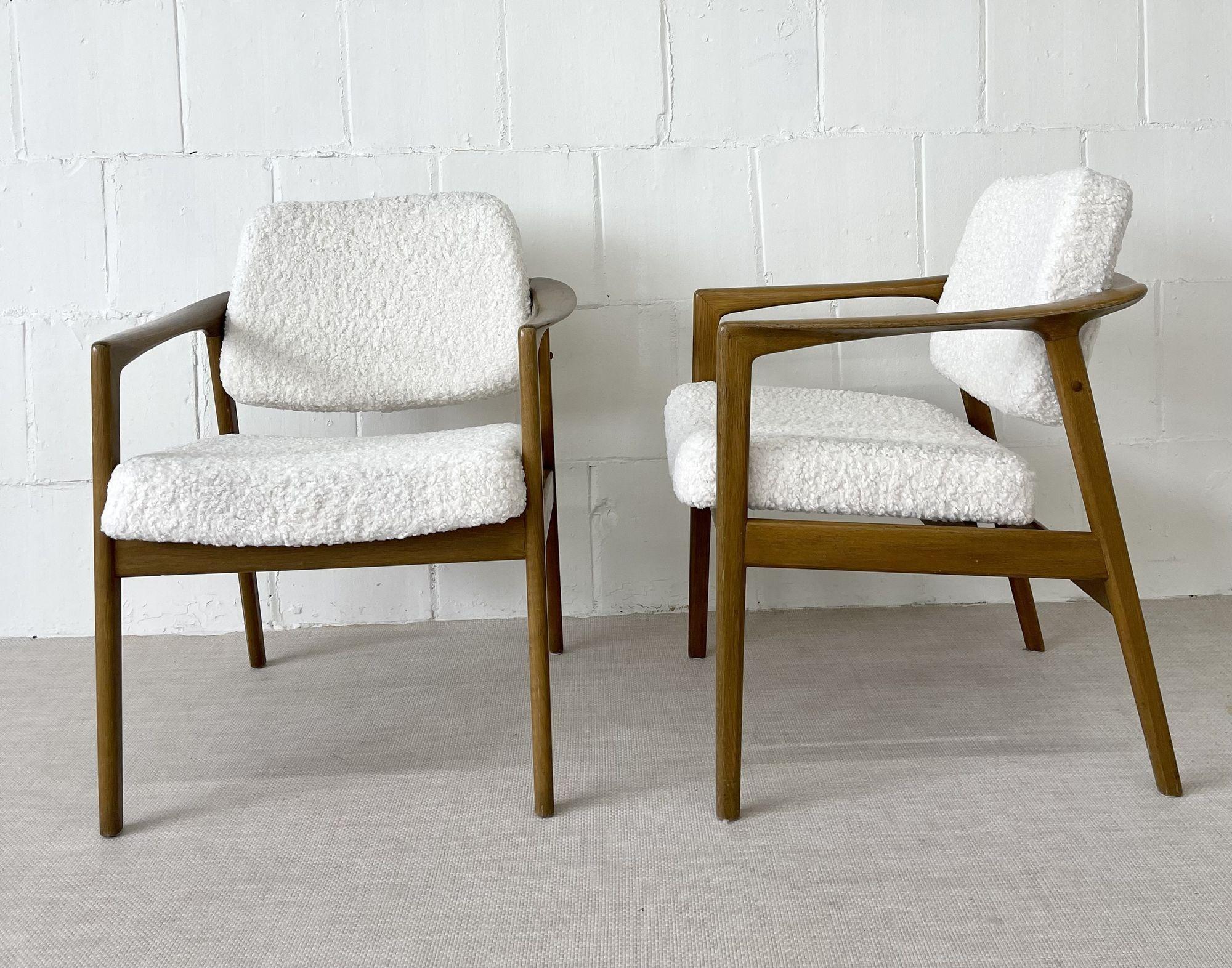 Designer suédois, chaises d'appoint mi-siècle, peau de mouton blanche, chêne, Suède, années 1960 en vente 2