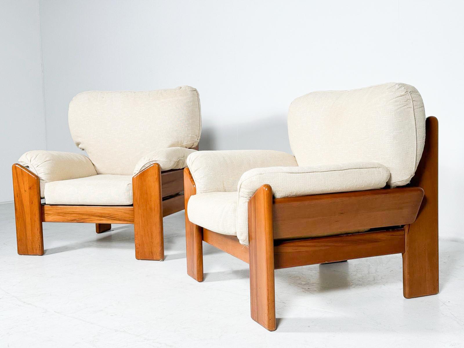 Italian Pair of Mid Century Modern Armchair by Sapporo for Mobil Girgi, Italy For Sale