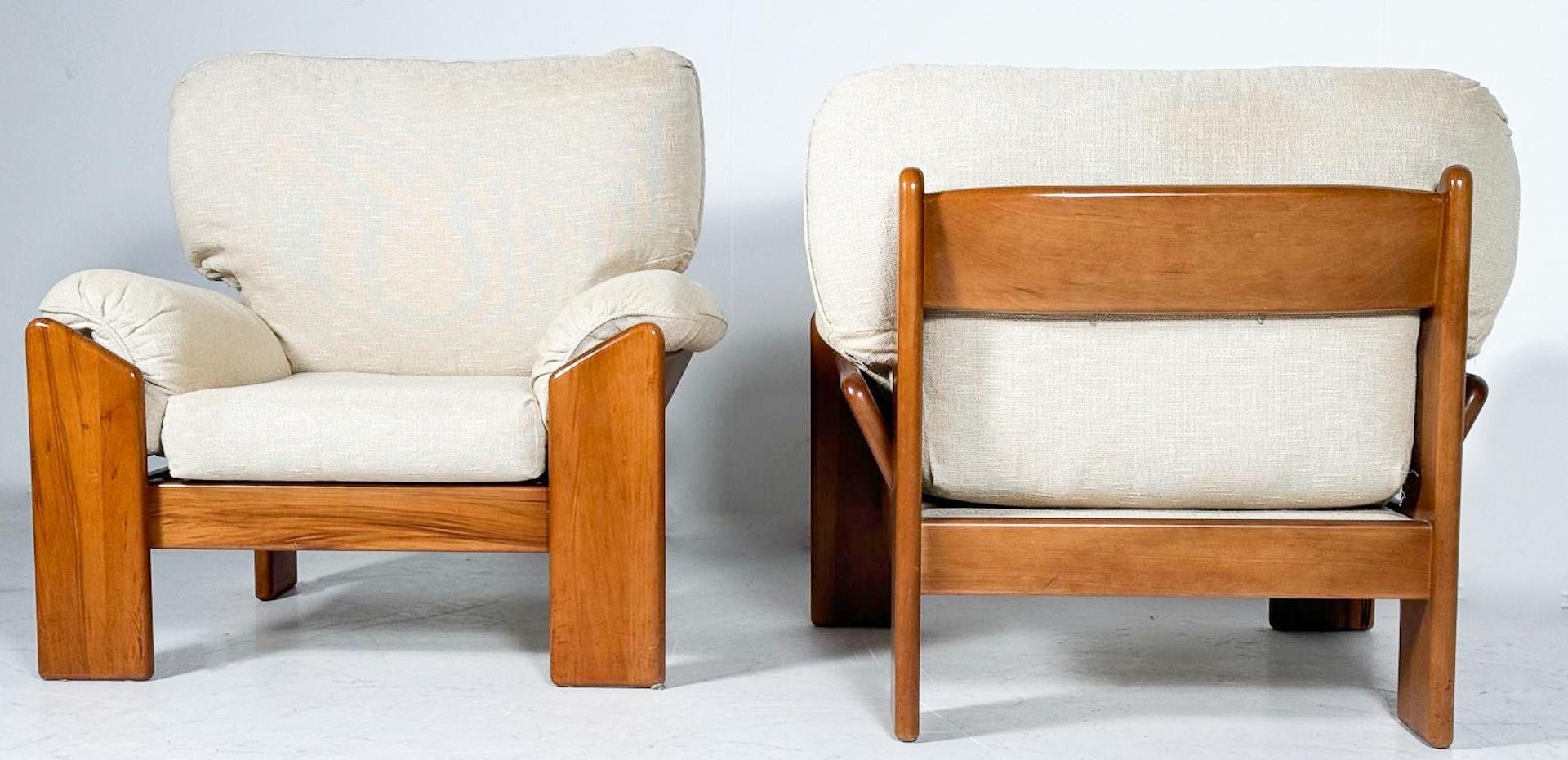 Late 20th Century Pair of Mid Century Modern Armchair by Sapporo for Mobil Girgi, Italy For Sale
