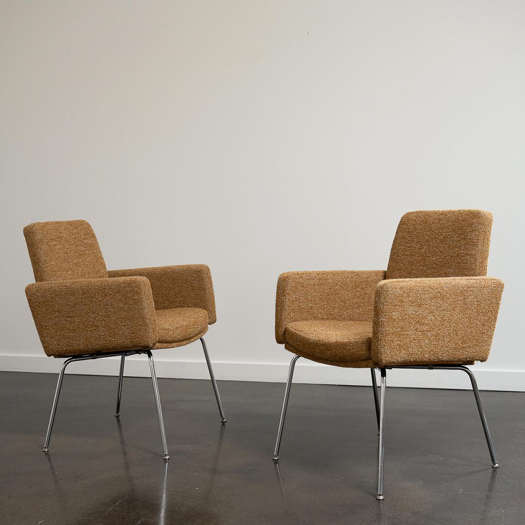 Coppia di poltrone vintage di JG Furniture con gambe cromate a tondino ricurvo e rivestite in misto lana e mohair di Jed Home. Lo schienale fluttuante e i braccioli completamente imbottiti offrono comfort in qualsiasi spazio moderno.