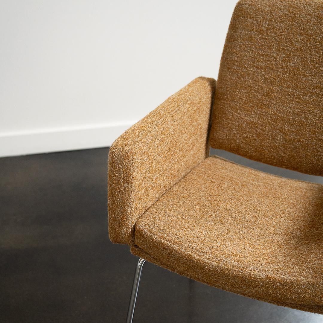 Coppia di poltrone moderne del Medioevo di JG Furniture In condizioni ottime in vendita a Dallas, TX