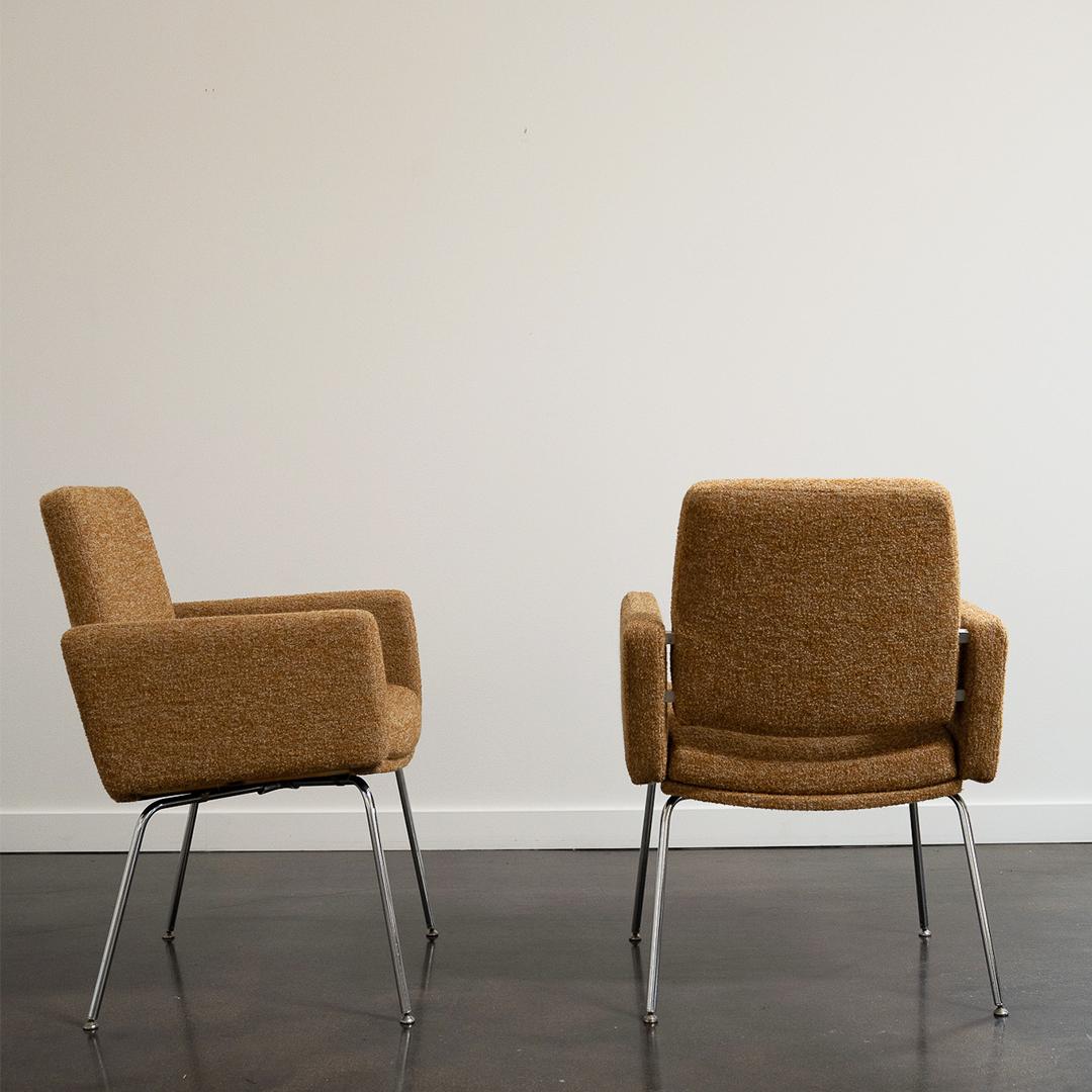 Americano Coppia di poltrone moderne del Medioevo di JG Furniture in vendita