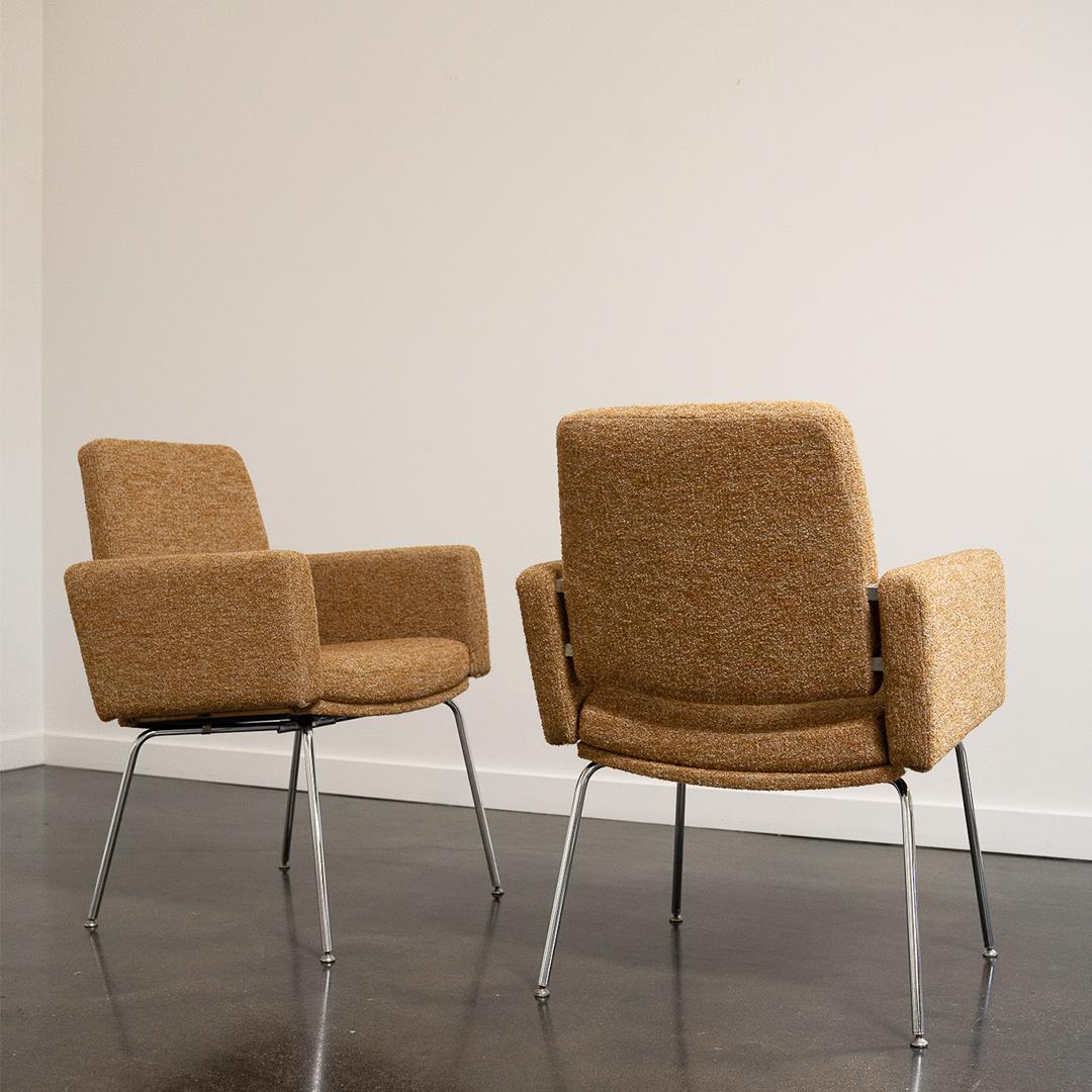 Mid-Century moderno Coppia di poltrone moderne del Medioevo di JG Furniture in vendita