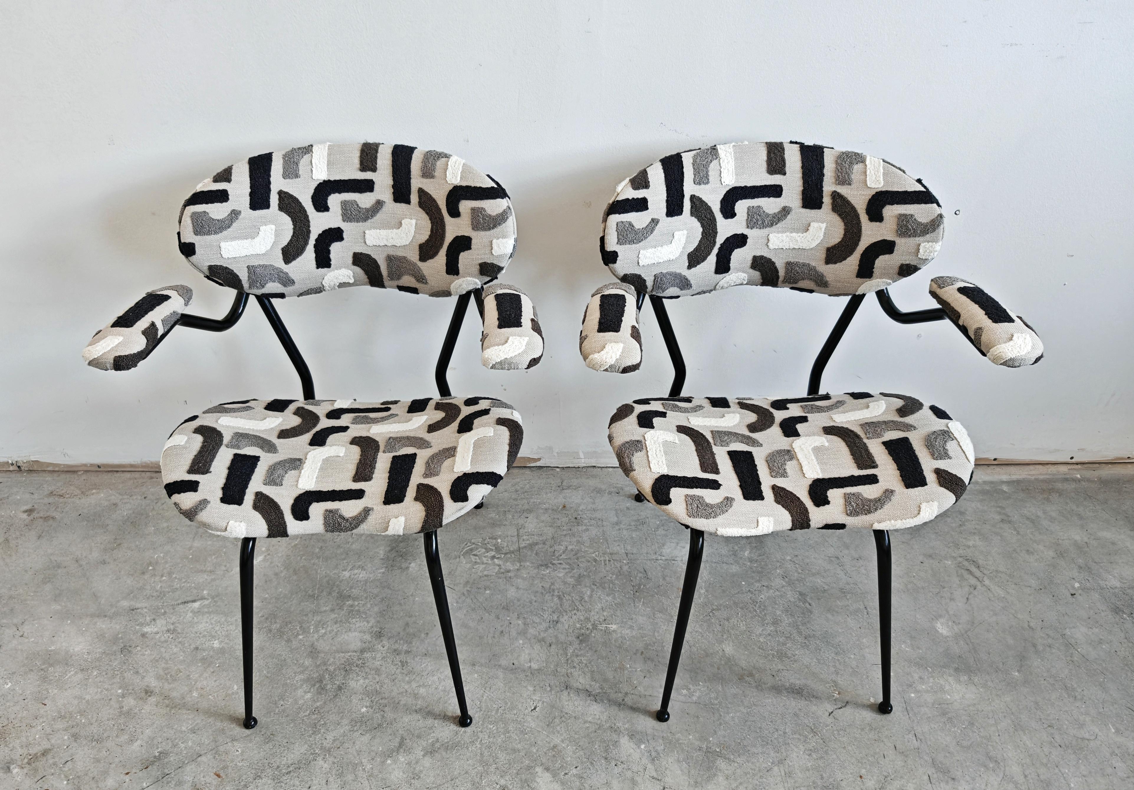 Vous trouverez dans cette liste une paire de petits fauteuils conçus par Gastone Rinaldi pour RIMA. Gastone Rinaldi a conçu cette magnifique et emblématique paire de fauteuils rares en 1954. La forme des fauteuils est sculpturale, unique et