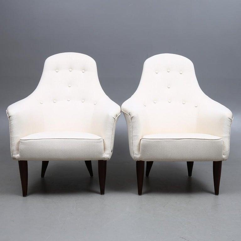 Le remeublement avec votre Collectional ou un tissu de notre collection est inclus sans frais supplémentaires. 

Paire de fauteuils de style moderne du milieu du siècle conçus par l'architecte et designer suédoise Kerstin Hörlin-Holmquist