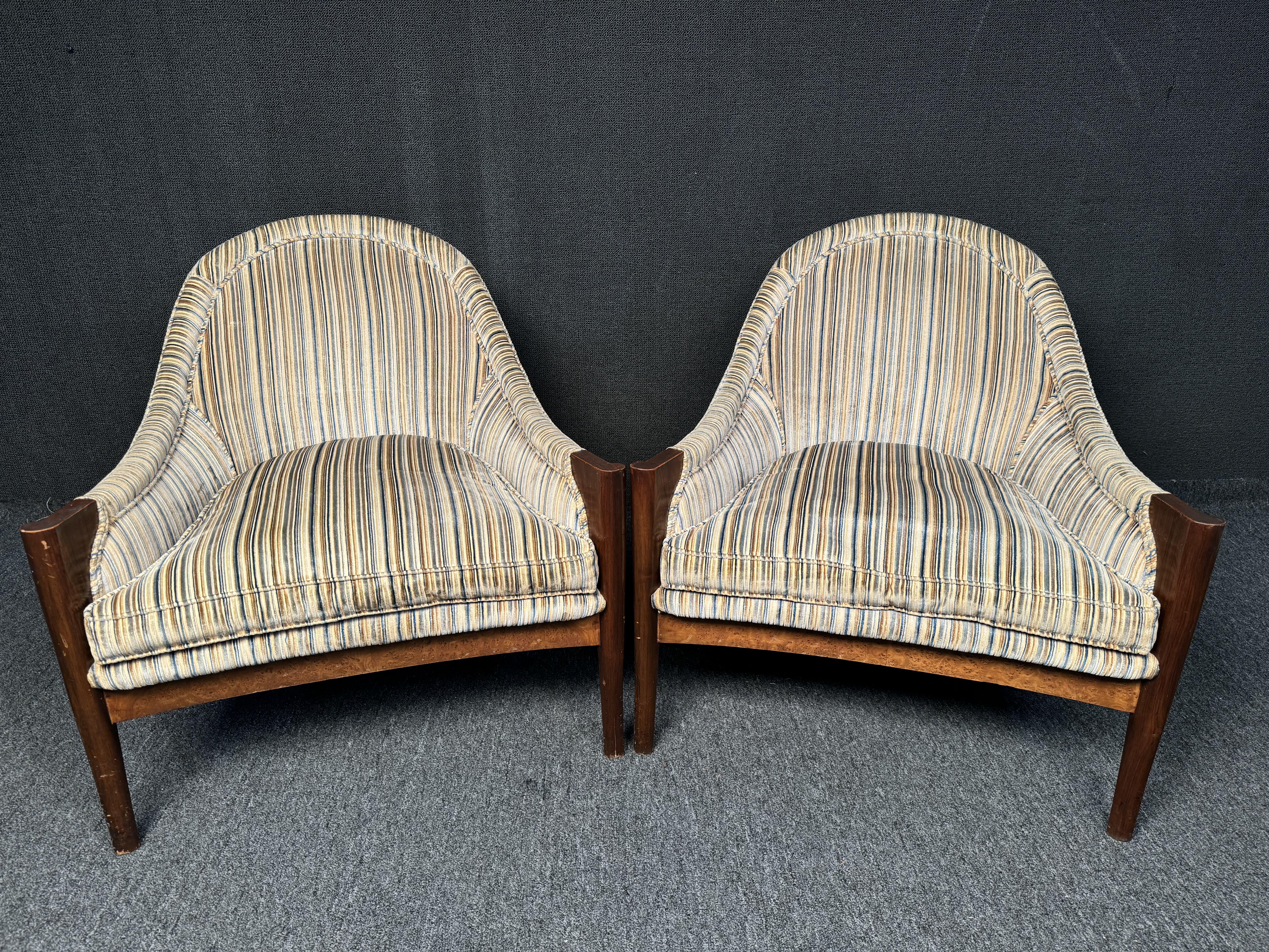 Pareja de sillones MCM. Con patas cónicas de madera y detalles de madera de raíz. Un complemento perfecto para cualquier espacio que necesite asientos. Confirma la ubicación con el vendedor (NY o NJ)