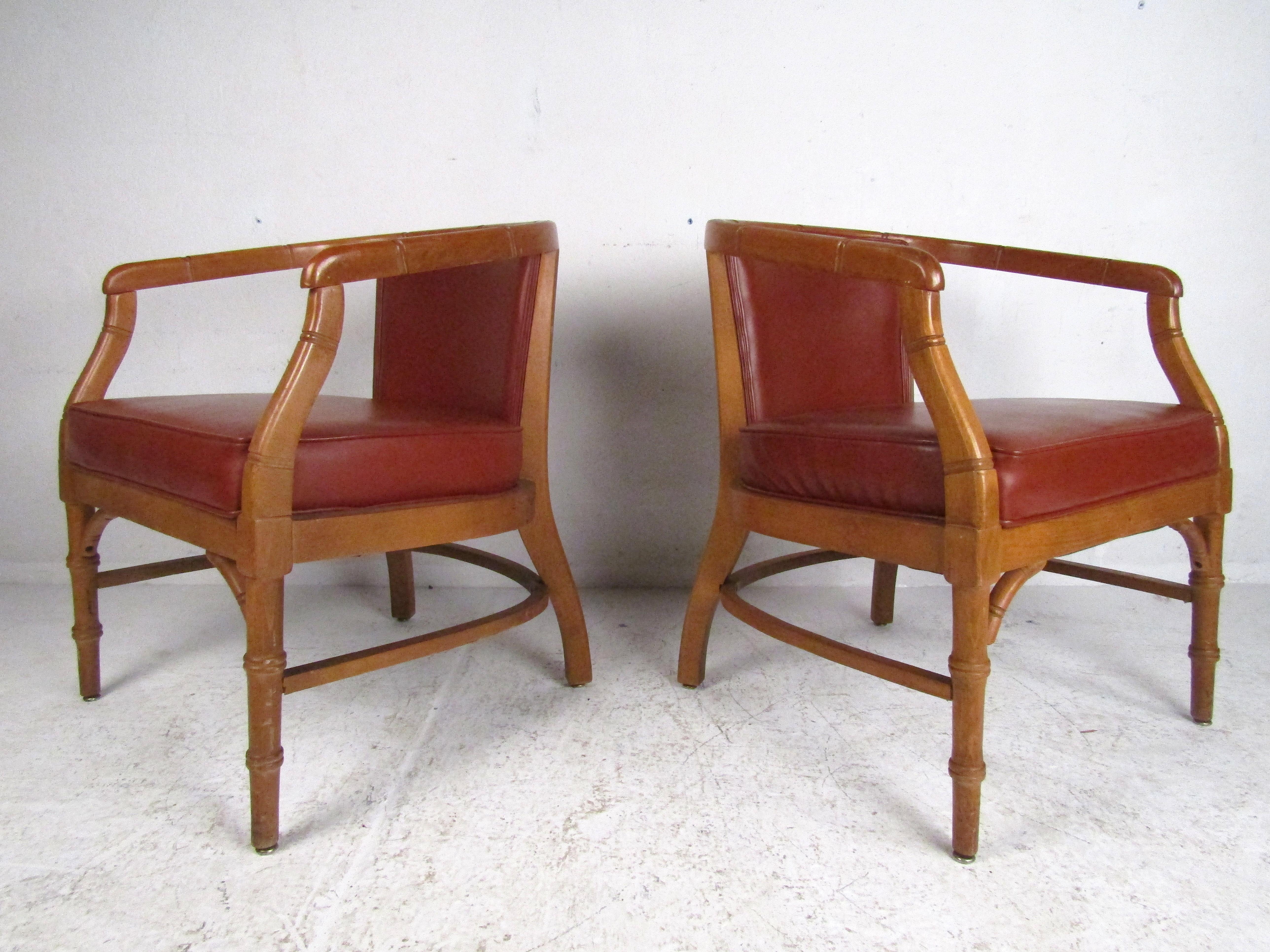 Paire de fauteuils modernes du milieu du siècle dernier État moyen - En vente à Brooklyn, NY