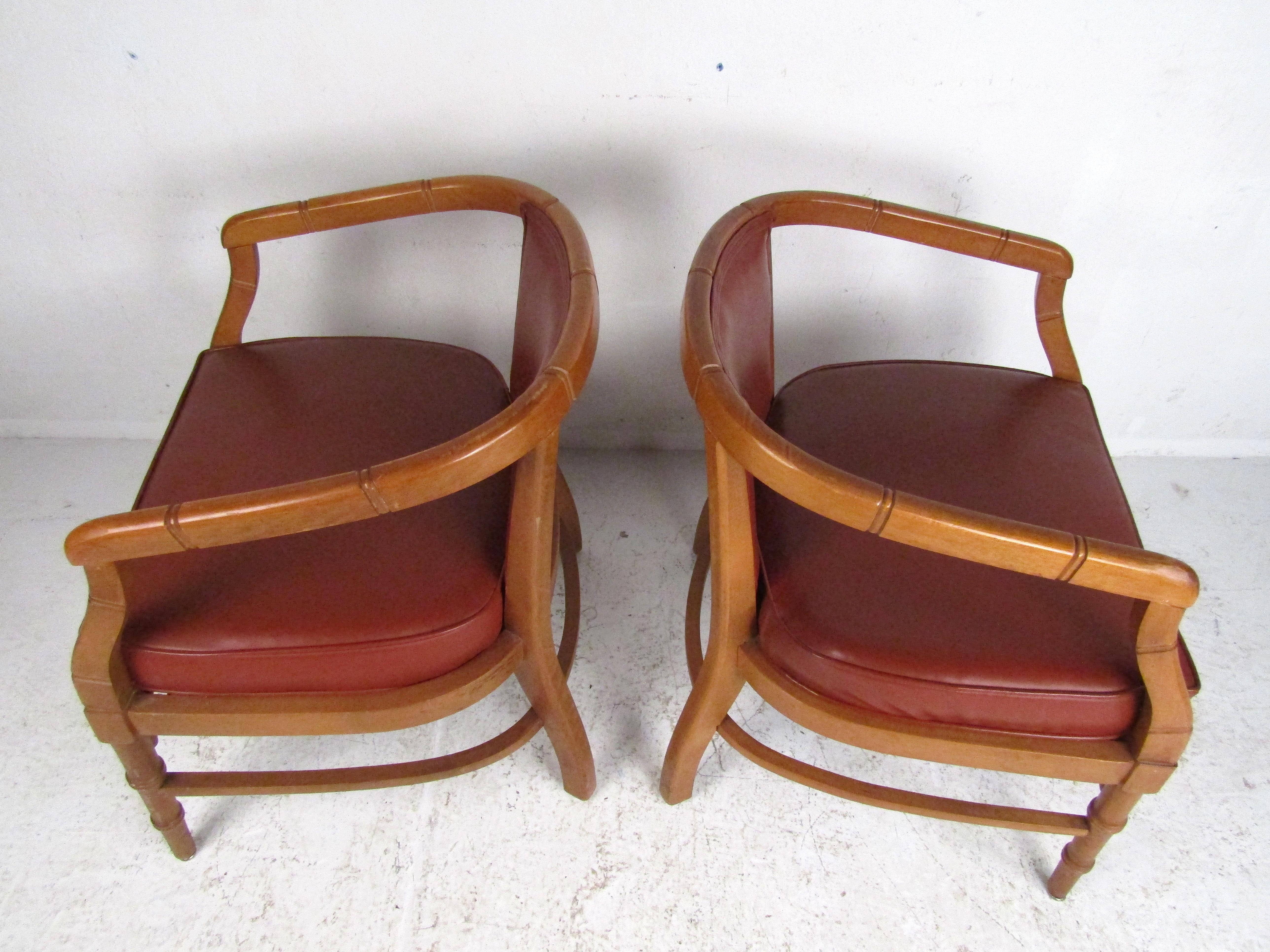 Imitation cuir Paire de fauteuils modernes du milieu du siècle dernier en vente