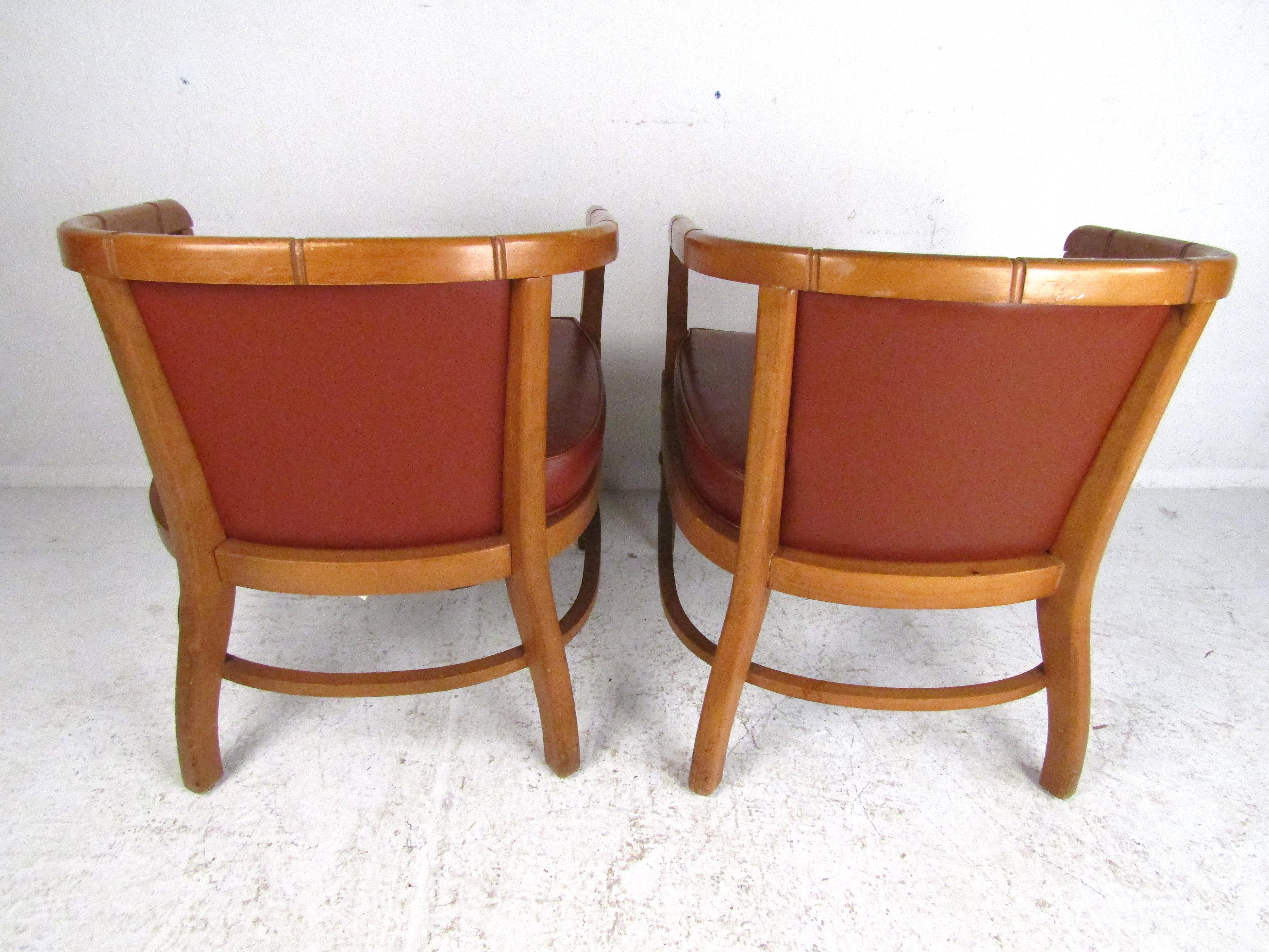 Pair of Mid-Century Modern Armchairs For Sale 2