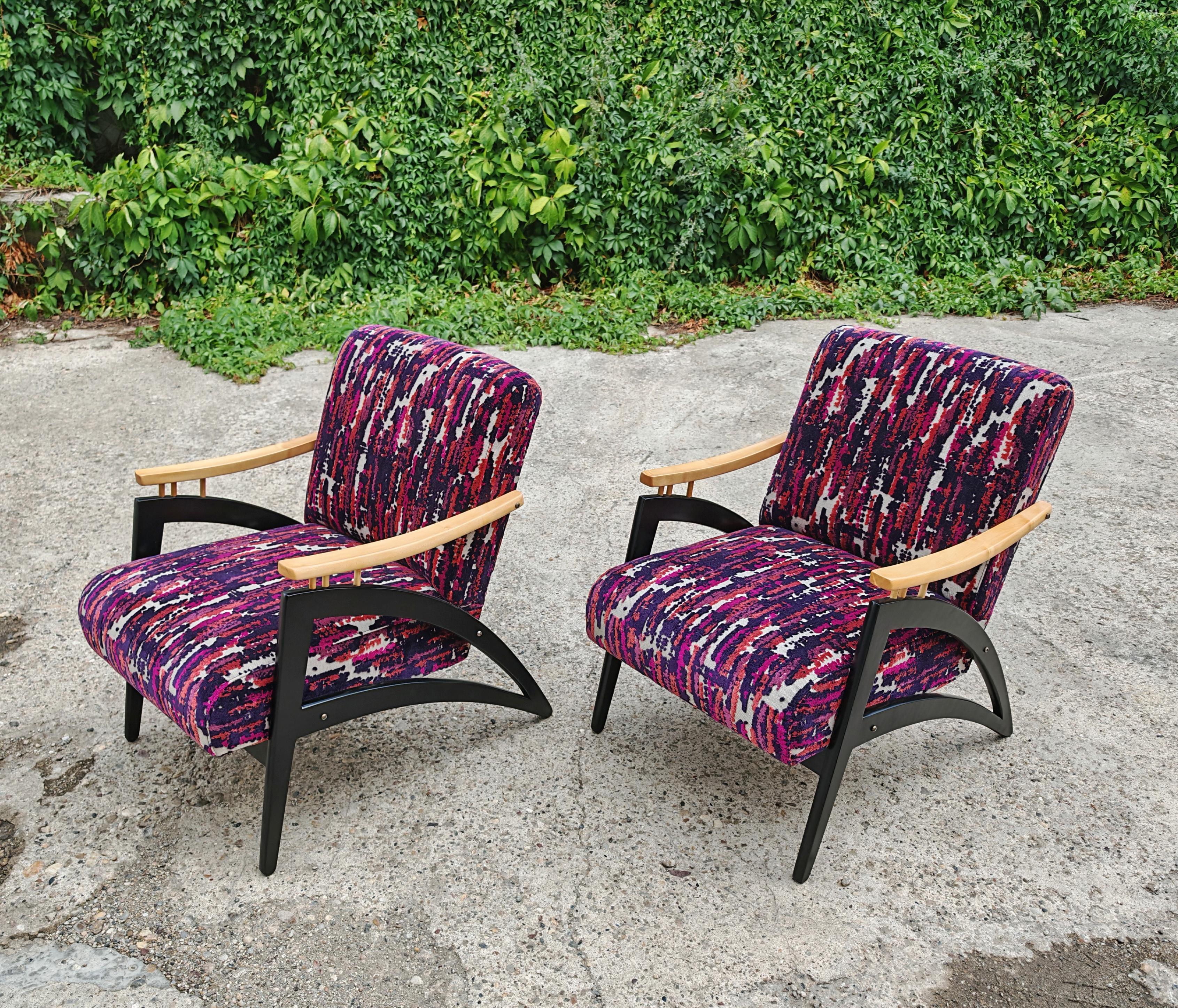 In questo annuncio troverai una coppia di poltrone moderne del Mid Century in legno di pero e tessuto. Sono caratterizzati da una forma unica e molto elegante, con le gambe posteriori in lacca nera che si allungano all'indietro, creando una