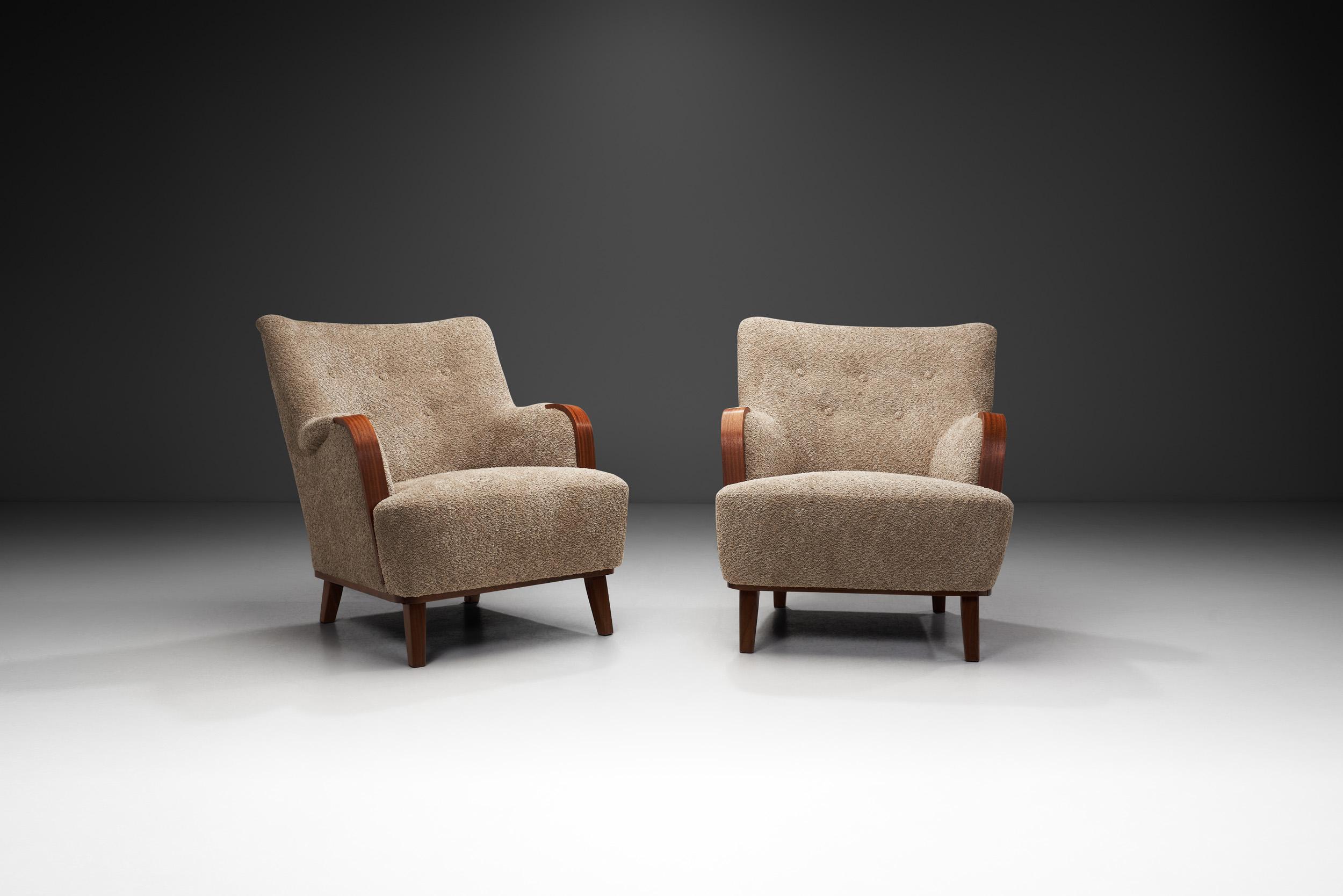 Mid-Century Modern Paire de fauteuils The Modernity avec accoudoirs en bois, Europe 1950s en vente