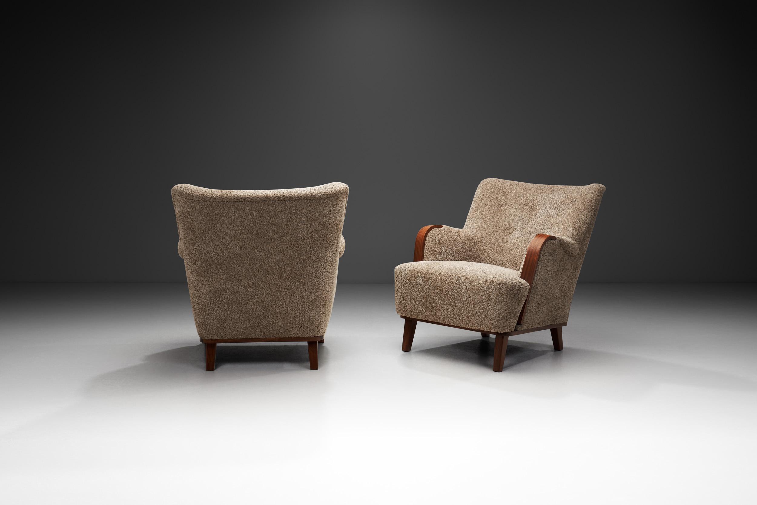 Européen Paire de fauteuils The Modernity avec accoudoirs en bois, Europe 1950s en vente