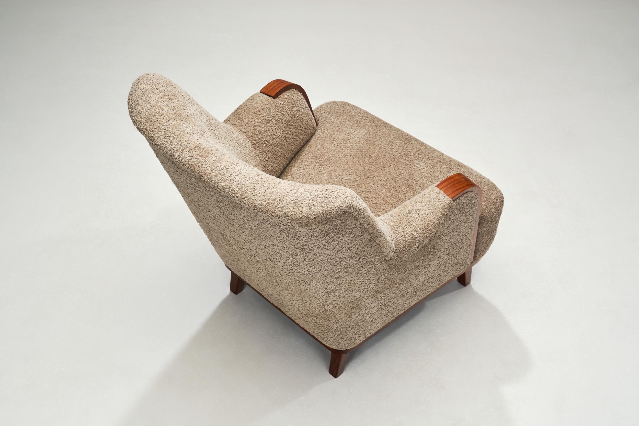 Milieu du XXe siècle Paire de fauteuils The Modernity avec accoudoirs en bois, Europe 1950s en vente