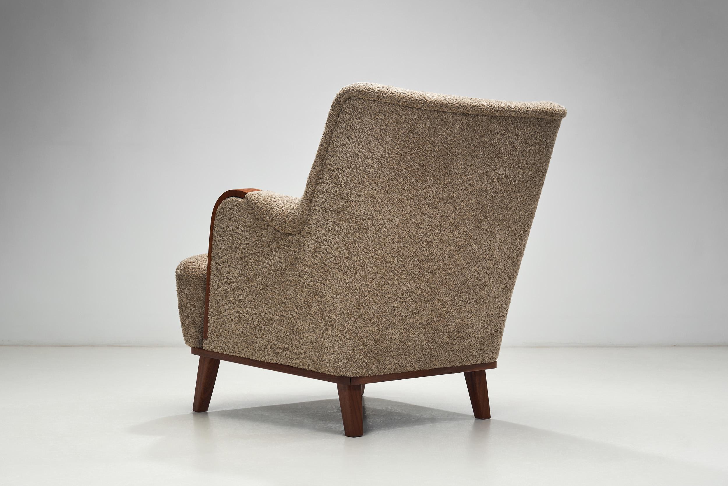 Bois Paire de fauteuils The Modernity avec accoudoirs en bois, Europe 1950s en vente