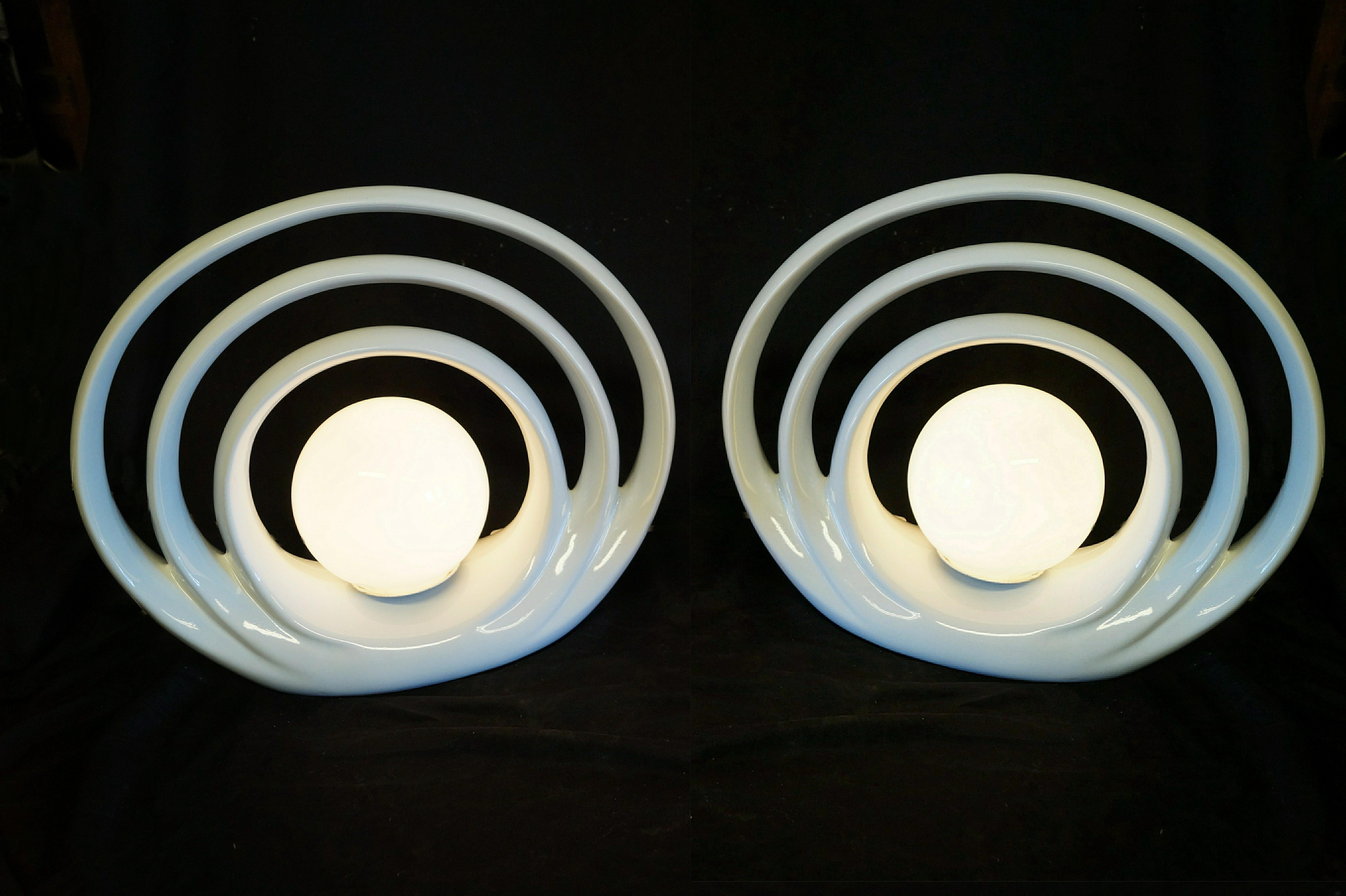 Preciosa pareja de lámparas de sobremesa de cerámica de mediados del siglo XX, estilo Art Decó, de los años 80, con motivos circulares concéntricos. Ambos son exactamente del mismo color, pero 1 tenía un poco más de luz que el otro en las fotos.