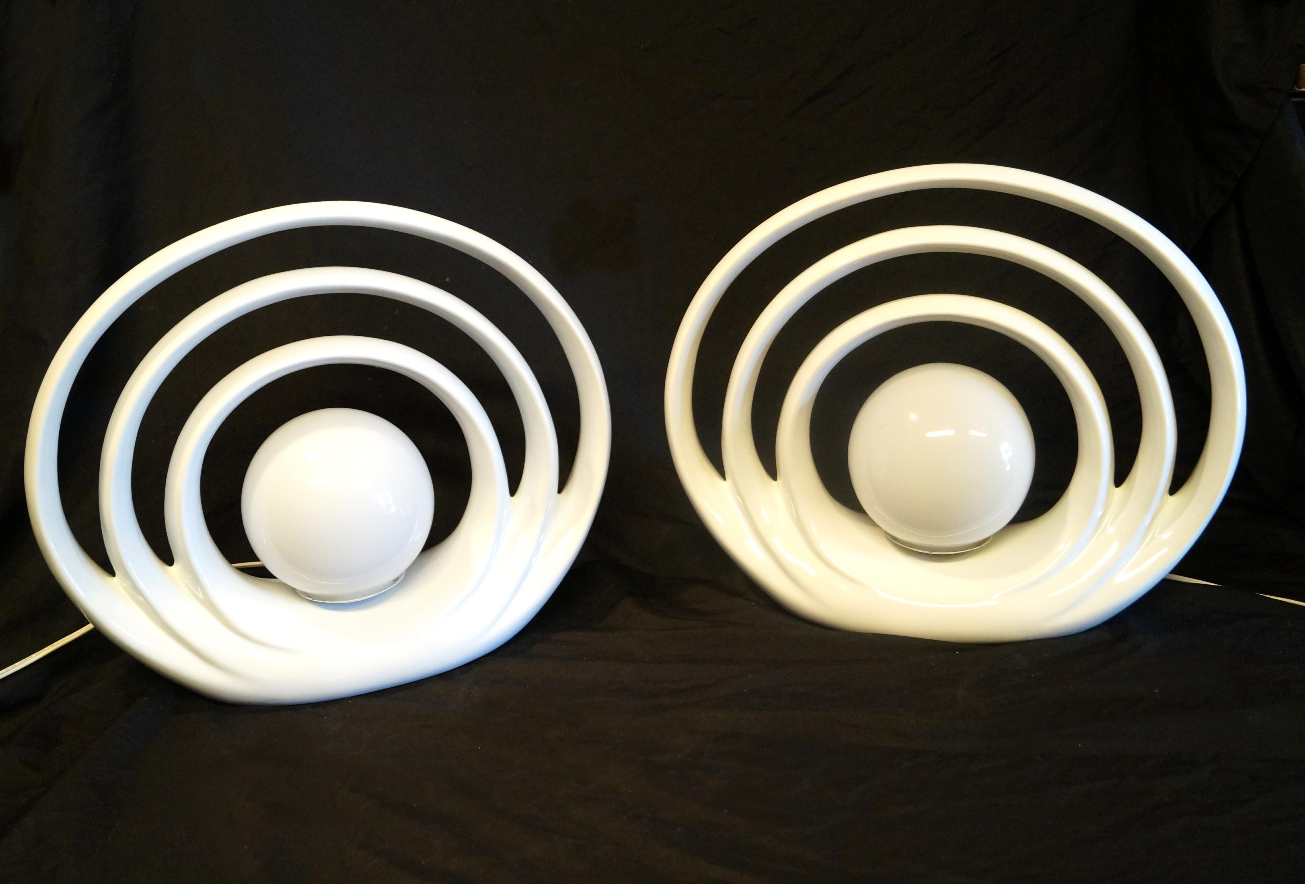 Pareja de lámparas de sobremesa Art Decó de mediados de siglo Globo circular de tres halos Años 80 Moderno de mediados de siglo en venta