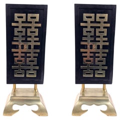 Paire de chenets modernes asiatiques en fer et laiton de style mi-siècle moderne