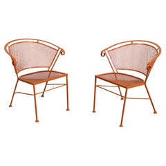 Paire de chaises d'extérieur à dossier incurvé en métal orange atomique, de style moderne du milieu du siècle dernier