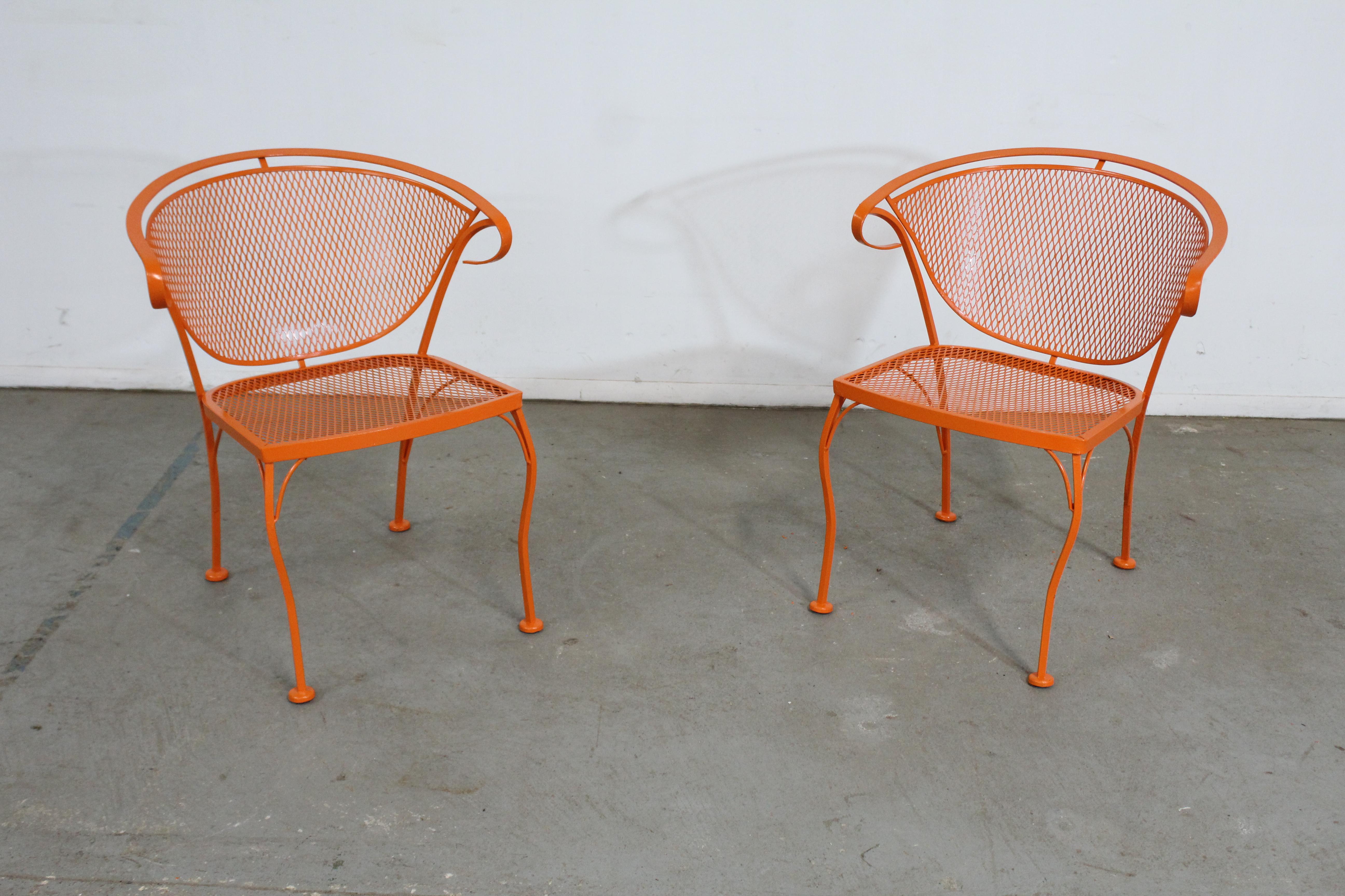 Paar moderne Atomic-orangefarbene Metallstühle mit geschwungener Rückenlehne, Mid-Century Modern, Set B (Moderne der Mitte des Jahrhunderts) im Angebot