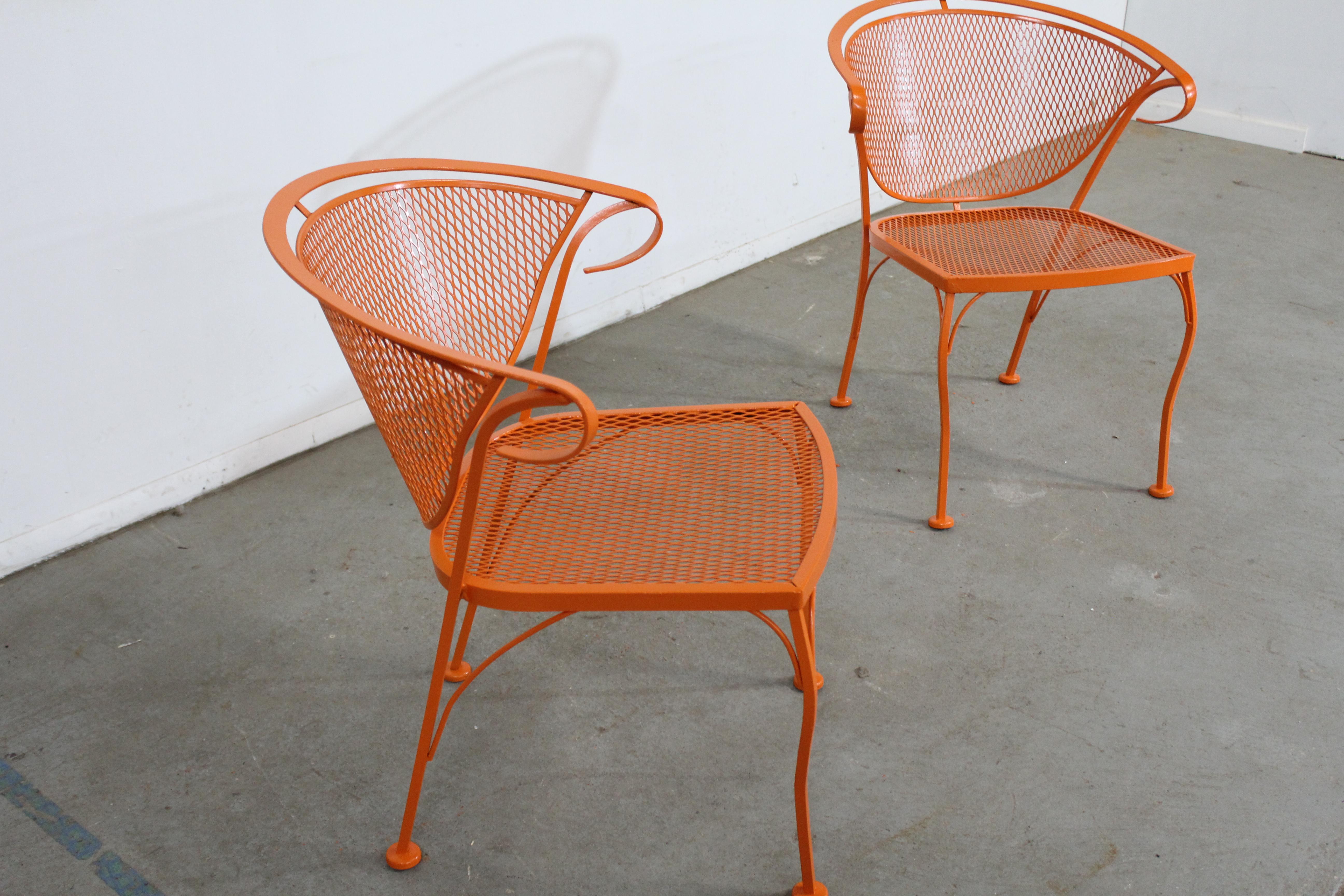 Paar moderne Atomic-orangefarbene Metallstühle mit geschwungener Rückenlehne, Mid-Century Modern, Set B (amerikanisch) im Angebot