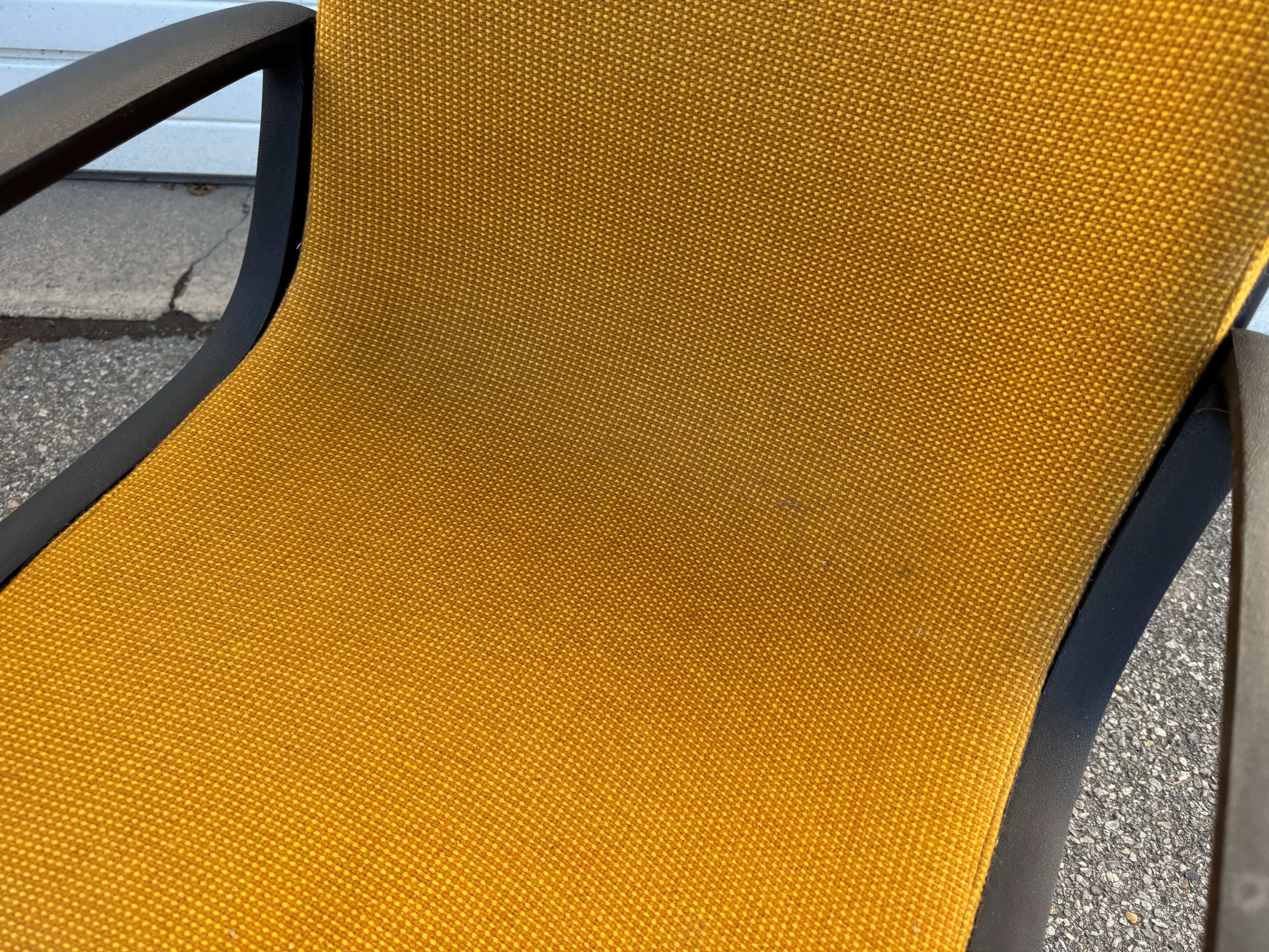 Coppia di sedie con braccioli aperti in cromo della modernità di metà secolo 

In offerta c'è una coppia molto bella di Mid-Century Modern Red. I caratteri sono di colore giallo atomico e presentano una base cromata. Le sedie hanno linee e design