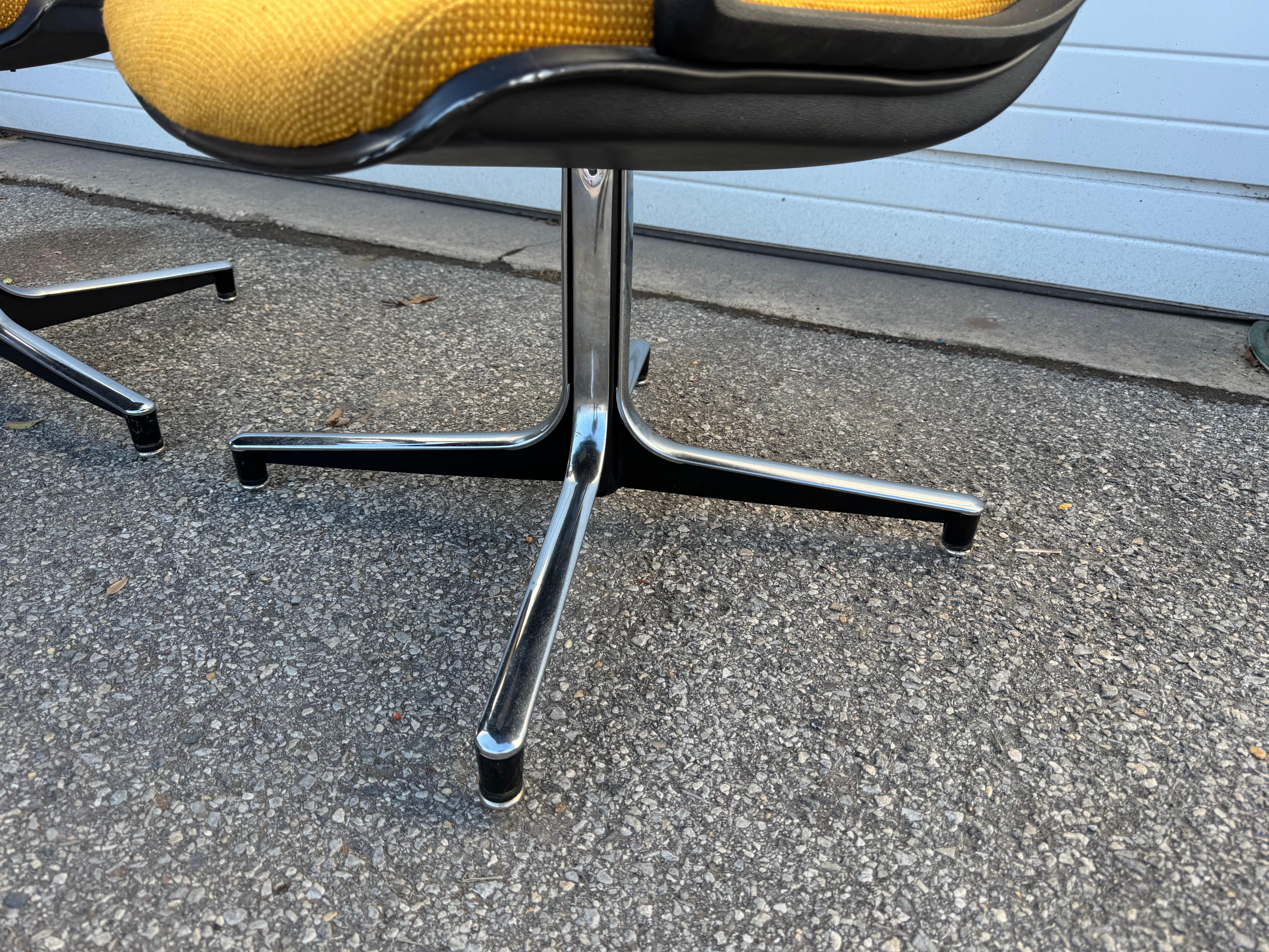Mid-Century moderno Coppia di sedie con braccioli aperti in giallo atomico della modernità di metà secolo in vendita