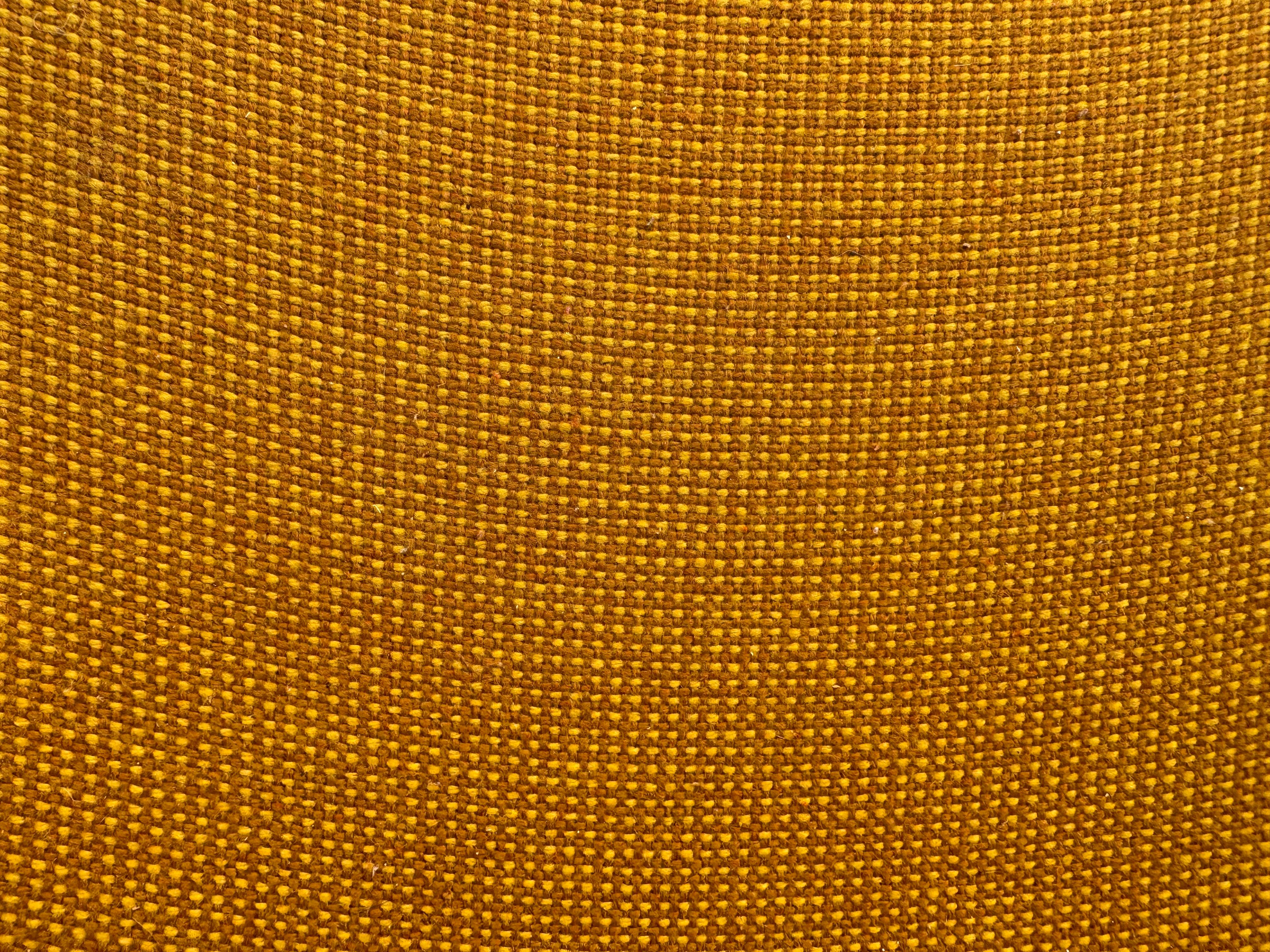 Cromo Coppia di sedie con braccioli aperti in giallo atomico della modernità di metà secolo in vendita