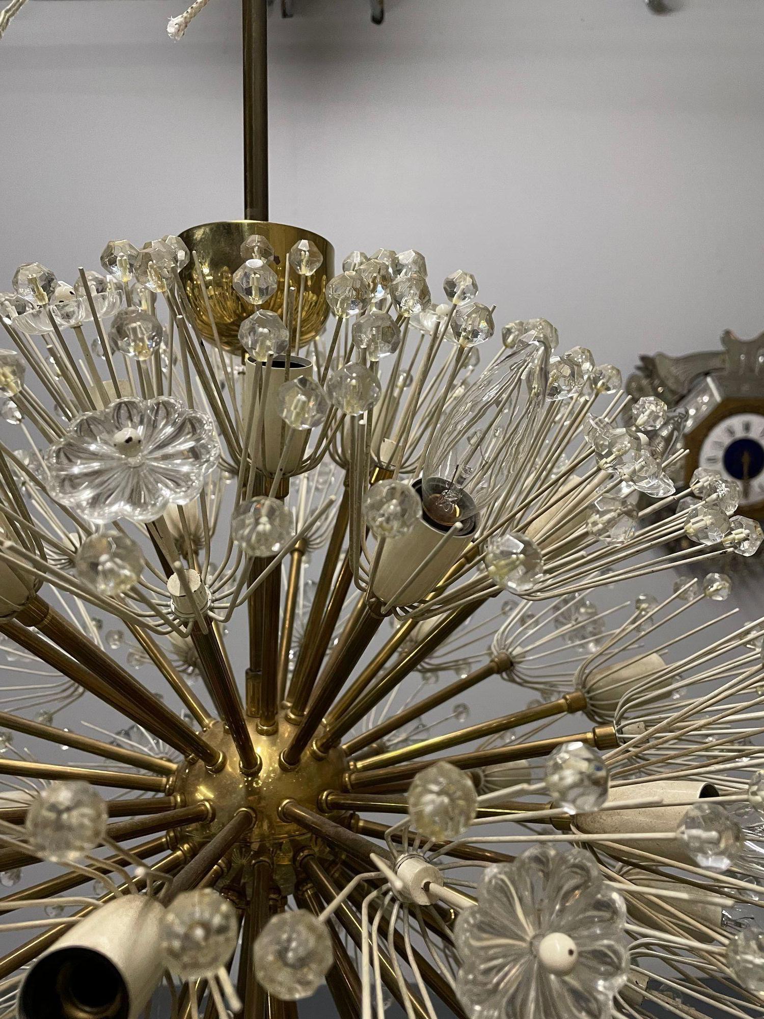 Laiton Paire de lustres circulaires autrichiens en laiton et verre, de style mi-siècle moderne, années 1960 en vente