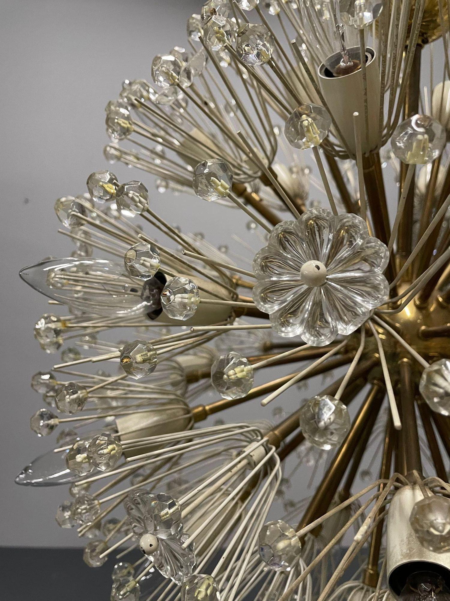 Paire de lustres circulaires autrichiens en laiton et verre, de style mi-siècle moderne, années 1960 en vente 1